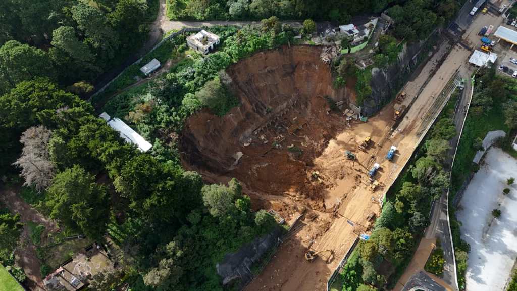 Toma aérea con dron del talud erosionado en el km 24, donde se observan las grietas y zonas sin vegetación que provocaron el deslizamiento.