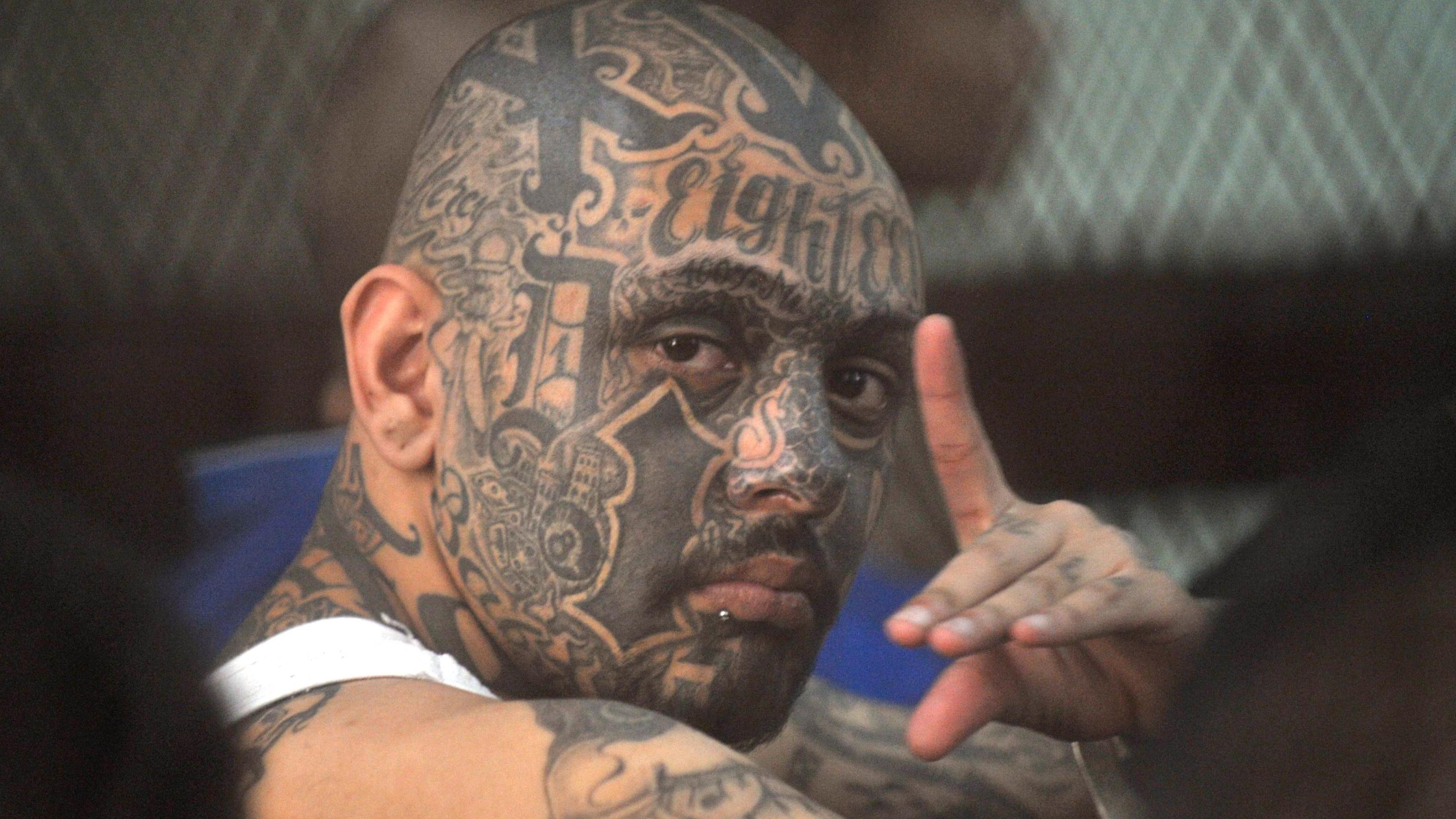 El pandillero de Barrio 18 Marlon Martínez, condenado en 2011 por el asesinato de un maestro, es uno de los fugados de la cárcel de máxima seguridad Fraijanes II de Guatemala. 

AFP via Getty Images