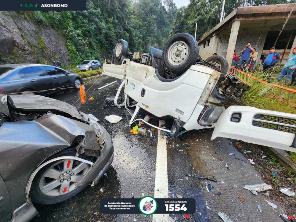 Tres personas mueren al volcar camión e invadir carril contrario en Tecpán Guatemala