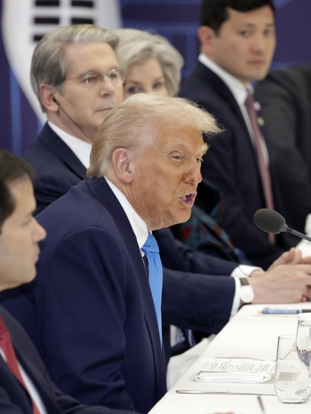 US President Trump arrives in South Korea