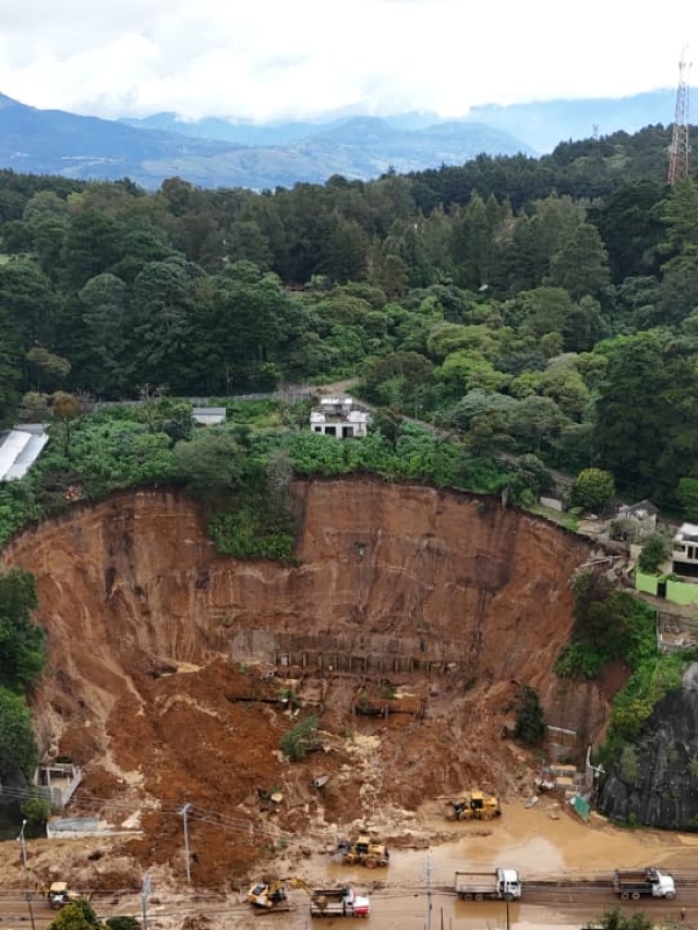 Derrumbe a carretera a El Salvador