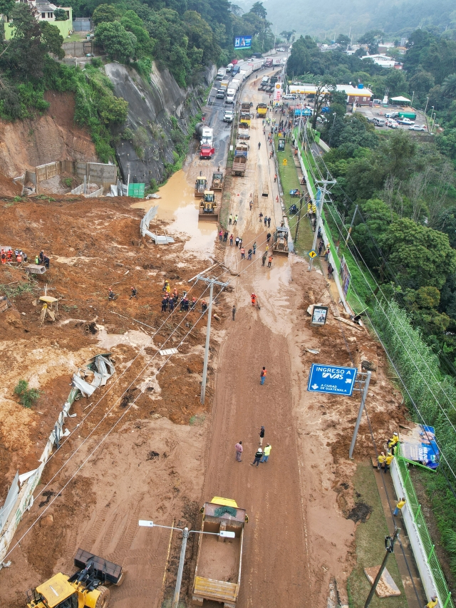 Vista aérea de la ruta afectada en Fraijanes tras el derrumbe en