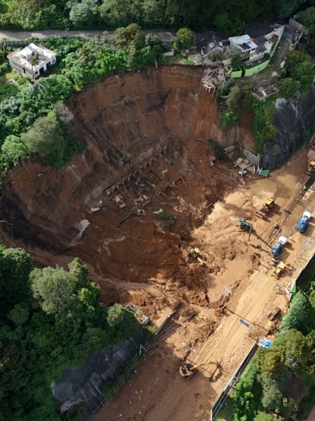 Toma aérea con dron del talud erosionado en el km 24, donde se observan las grietas y zonas sin vegetación que provocaron el deslizamiento.