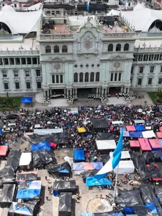 Maestros sindicalizados al STEG mantuvieron suspendidas las clases durante 50 días, lo que afectó a miles de estudiantes del sector público. (Foto Prensa Libre: Hemeroteca PL)