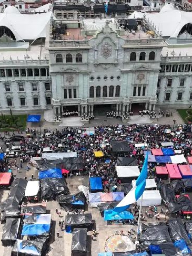 Maestros sindicalizados al STEG mantuvieron suspendidas las clases durante 50 días, lo que afectó a miles de estudiantes del sector público. (Foto Prensa Libre: Hemeroteca PL)