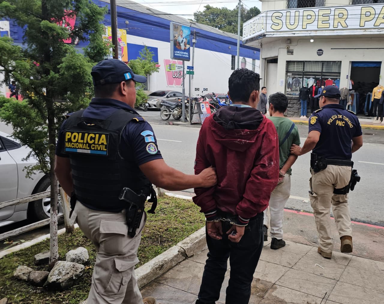 No fueron a rezar: capturan a dos hombres que intentaban robar objetos litúrgicos de la catedral de Cobán