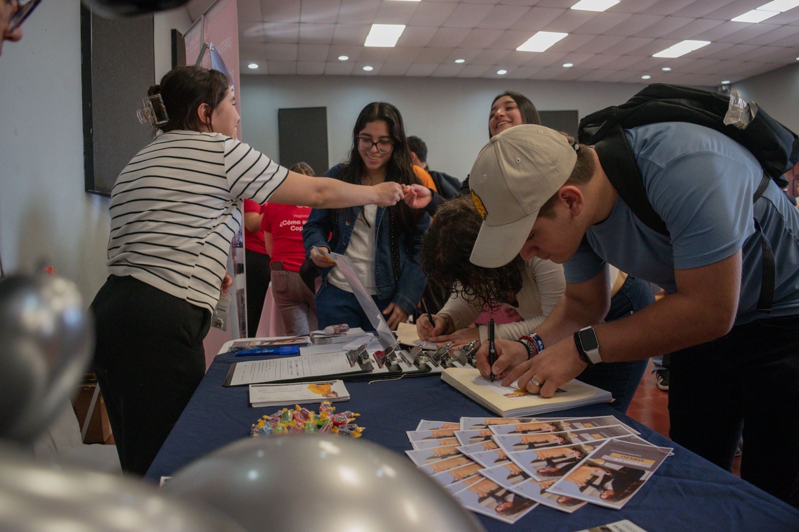 Jóvenes asisten a la Feria de Empleo para Vacacionistas 2025, organizada por el Ministerio de Trabajo y Previsión Social, en busca de su primera experiencia laboral formal. (Foto, cortesía: Mintrab)