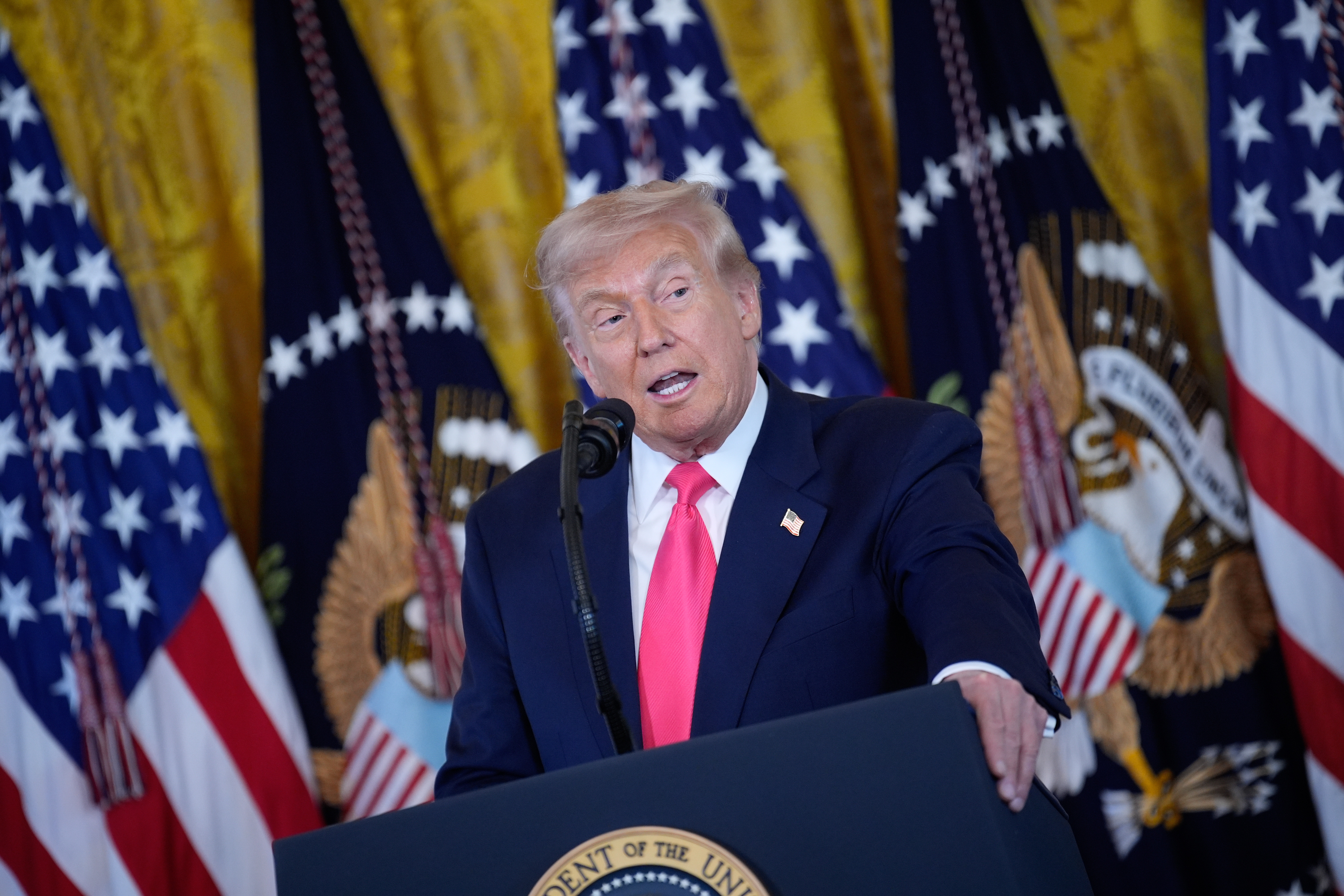 Qué dice la carta de disculpas que la BBC envió a Donald Trump