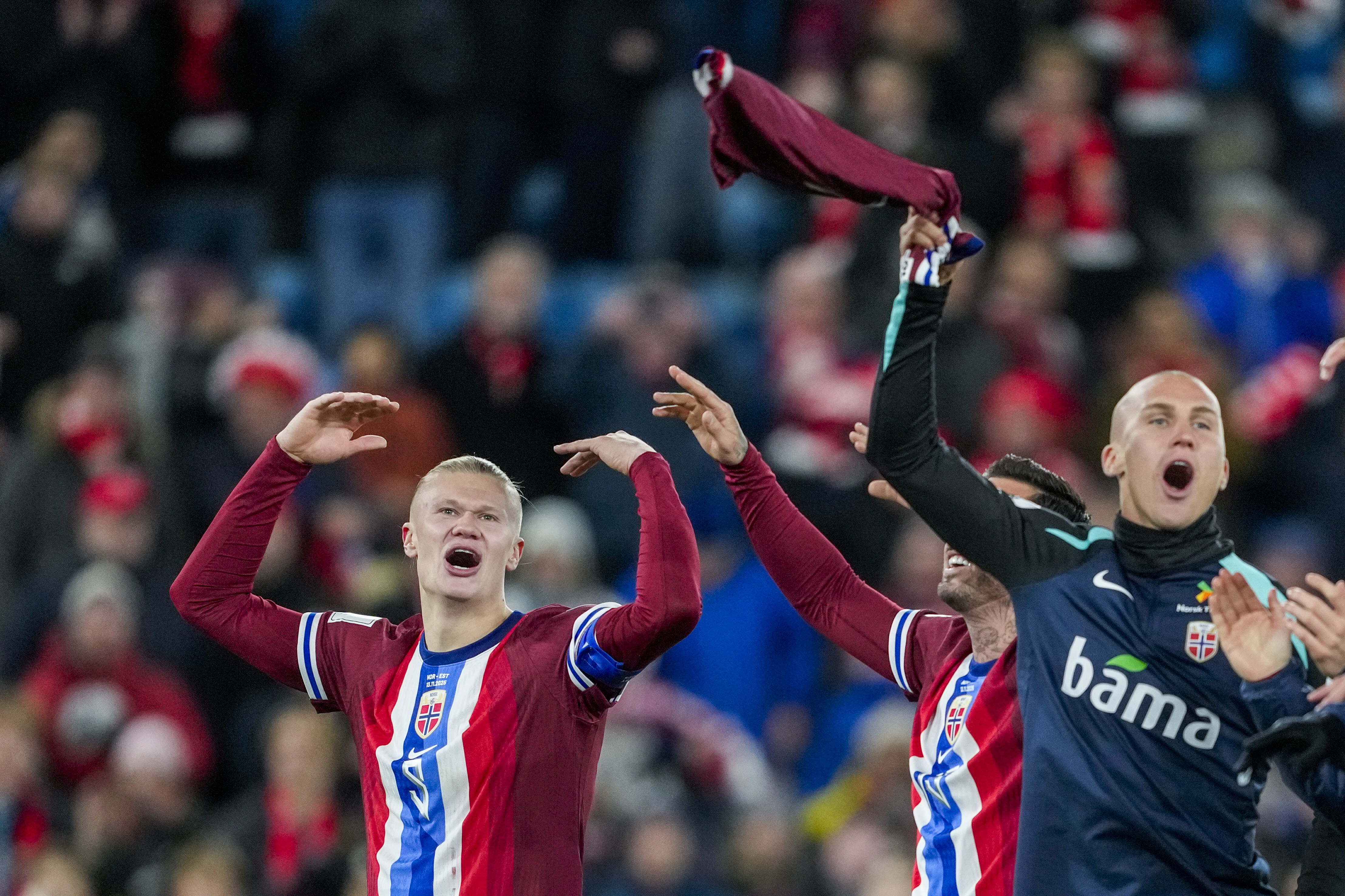 Oslo (Norway), 13/11/2025.- Norway's Erling Braut Haaland (L) and Leo Skiri Ostigard celebrate the 4-1 victory after the 2026 FIFA World Cup European Qualifiers Group I soccer match between Norway and Estonia at Ullevaal Stadium in Oslo, Norway, 13 November 2025. (Mundial de Fútbol, Noruega) EFE/EPA/Fredrik Varfjell NORWAY OUT