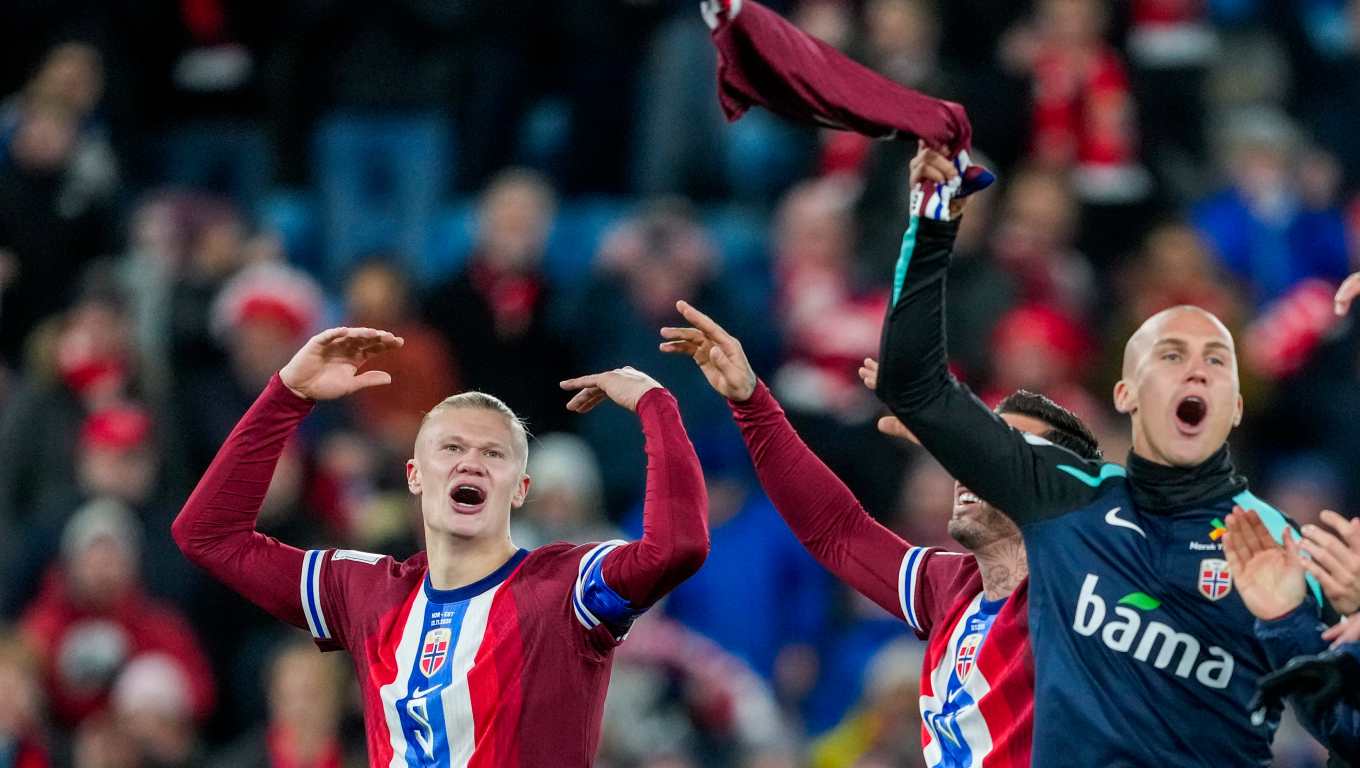 Oslo (Norway), 13/11/2025.- Norway's Erling Braut Haaland (L) and Leo Skiri Ostigard celebrate the 4-1 victory after the 2026 FIFA World Cup European Qualifiers Group I soccer match between Norway and Estonia at Ullevaal Stadium in Oslo, Norway, 13 November 2025. (Mundial de Fútbol, Noruega) EFE/EPA/Fredrik Varfjell NORWAY OUT