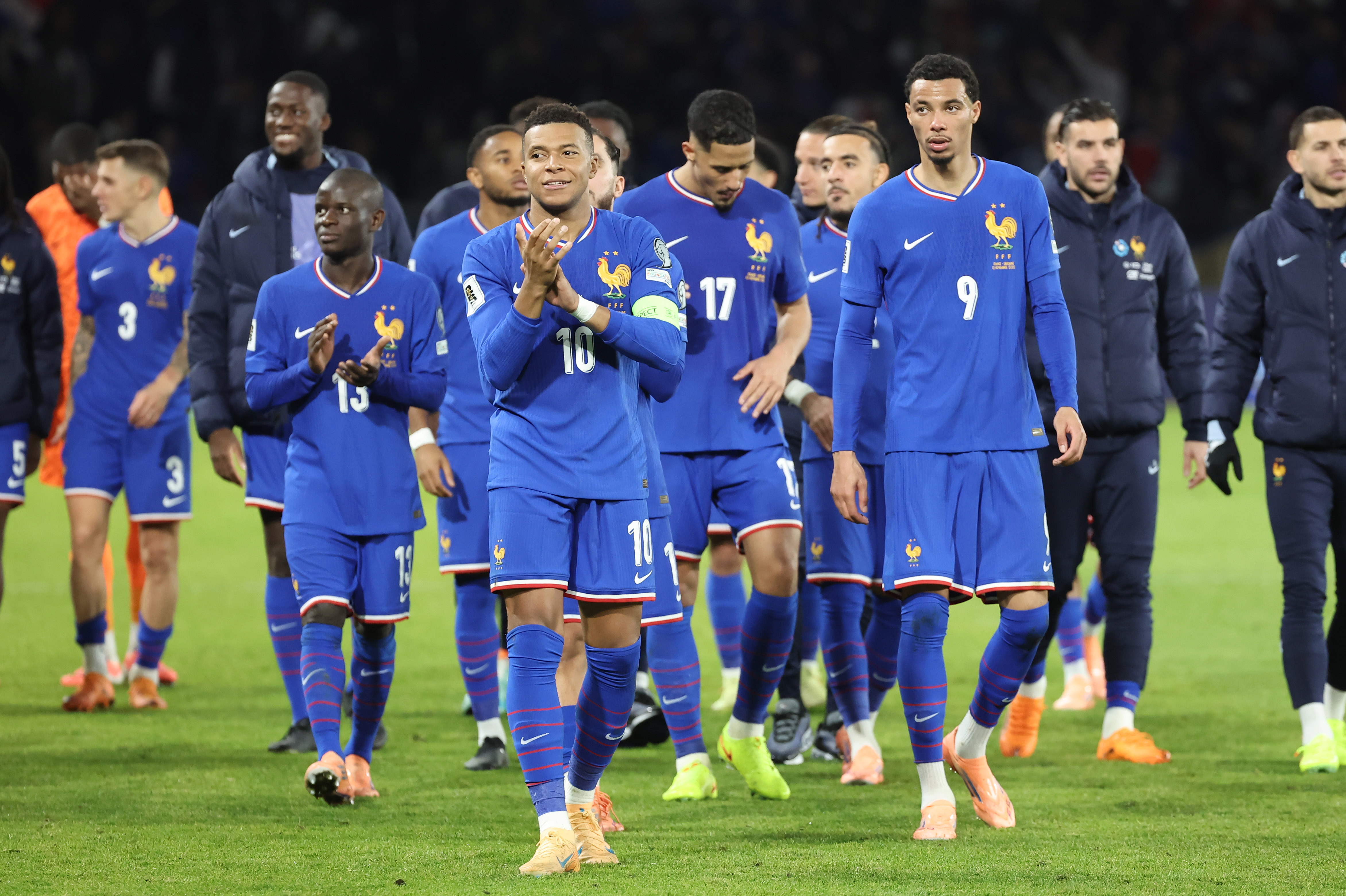 SAINT DENIS (France), 13/11/2025.- Frances Kylian Mbappe (C) and teammates greet the fans after winning the 2026 FIFA World Cup European Qualifiers Group D soccer match between France and Ukraine in Saint Denis, near Paris, France, 13 November 2025. (Mundial de Fútbol, Francia, Ucrania) EFE/EPA/CHRISTOPHE PETIT TESSON