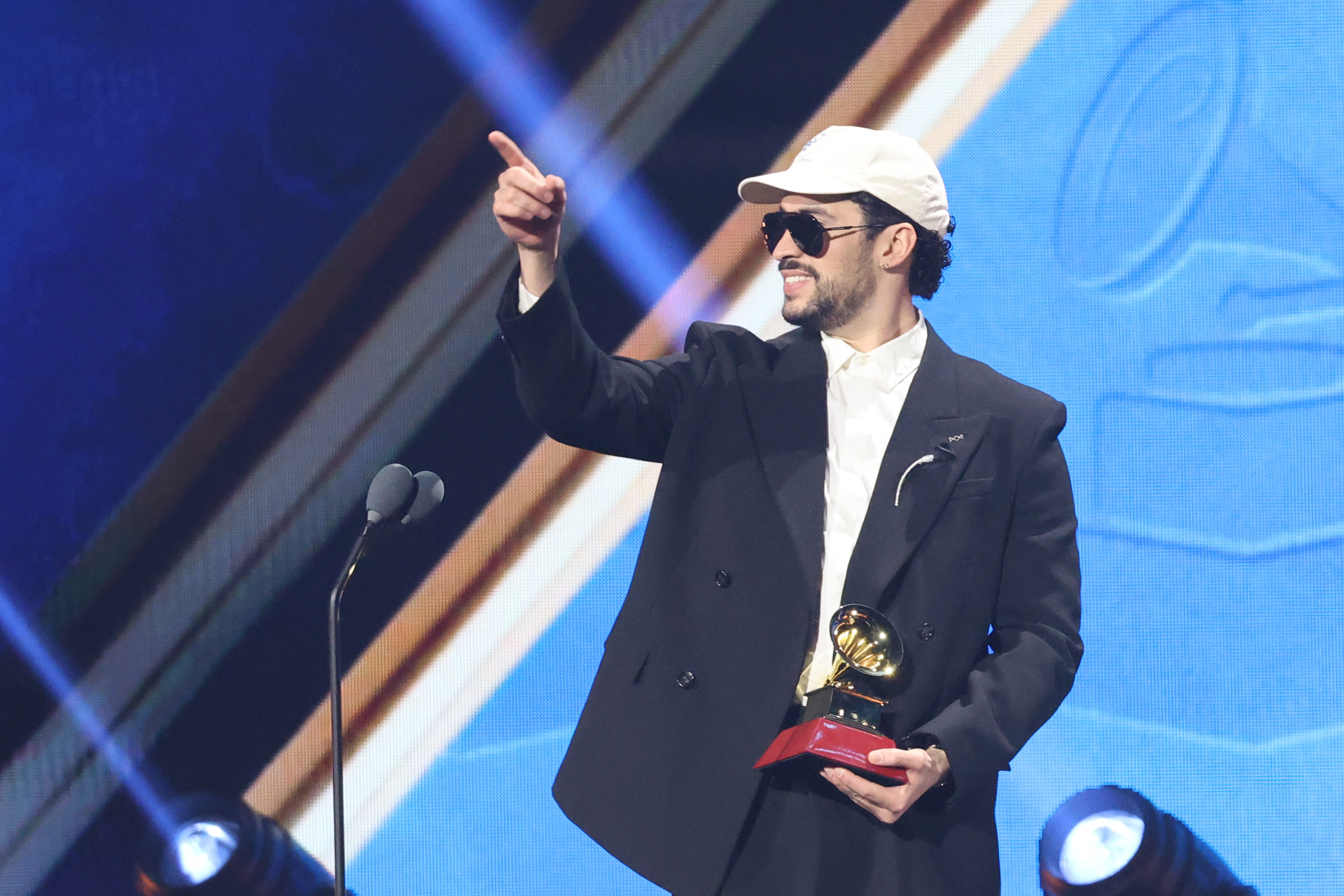 Ganadores de las categorías principales de los Latin Grammy 2025: Bad Bunny, Karol G y otras celebridades destacan en la gala