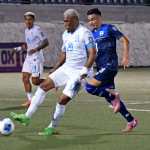 AME9002. MANAGUA (NICARAGUA), 14/11/2025.- Bancy Hernández (d) de Nicaragua disputa un balón con Deybi Flores de Honduras este jueves, en un partido por las eliminatorias de Concacaf al Mundial 2026 entre Nicaragua y Honduras en el Estadio Nacional en Managua (Nicaragua). EFE/ STR