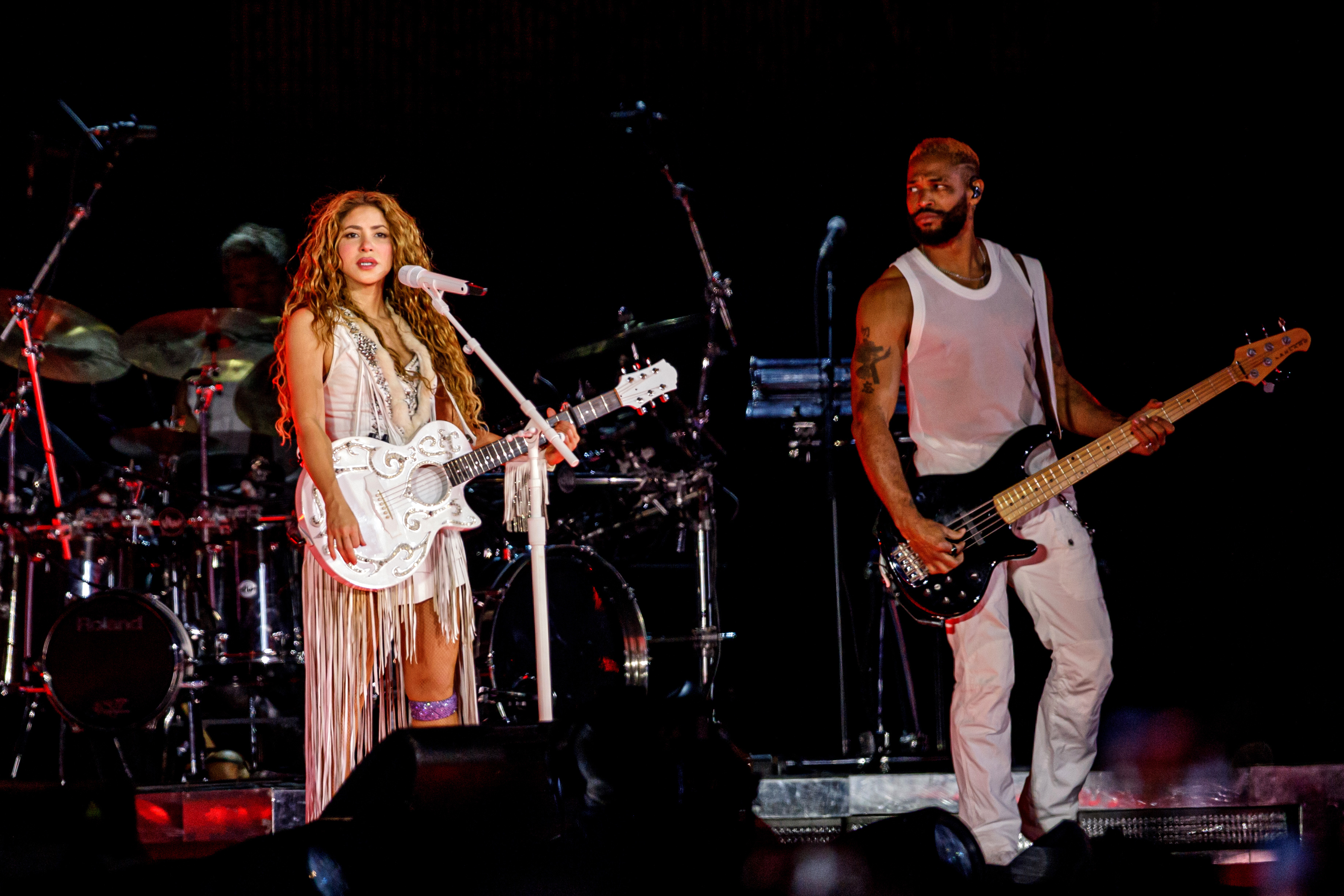 AME9523. LIMA (PERÚ), 16/11/2025.- La cantante colombiana Shakira se presenta en un concierto de su gira 'Las mujeres ya no lloran World Tour' este sábado, en Lima (Perú). Shakira desató la euforia de sus fans en los exteriores del estadio Nacional de Lima a escasas horas de retomar la primera de las tres fechas programadas en Perú como parte de su gira. EFE/ STR