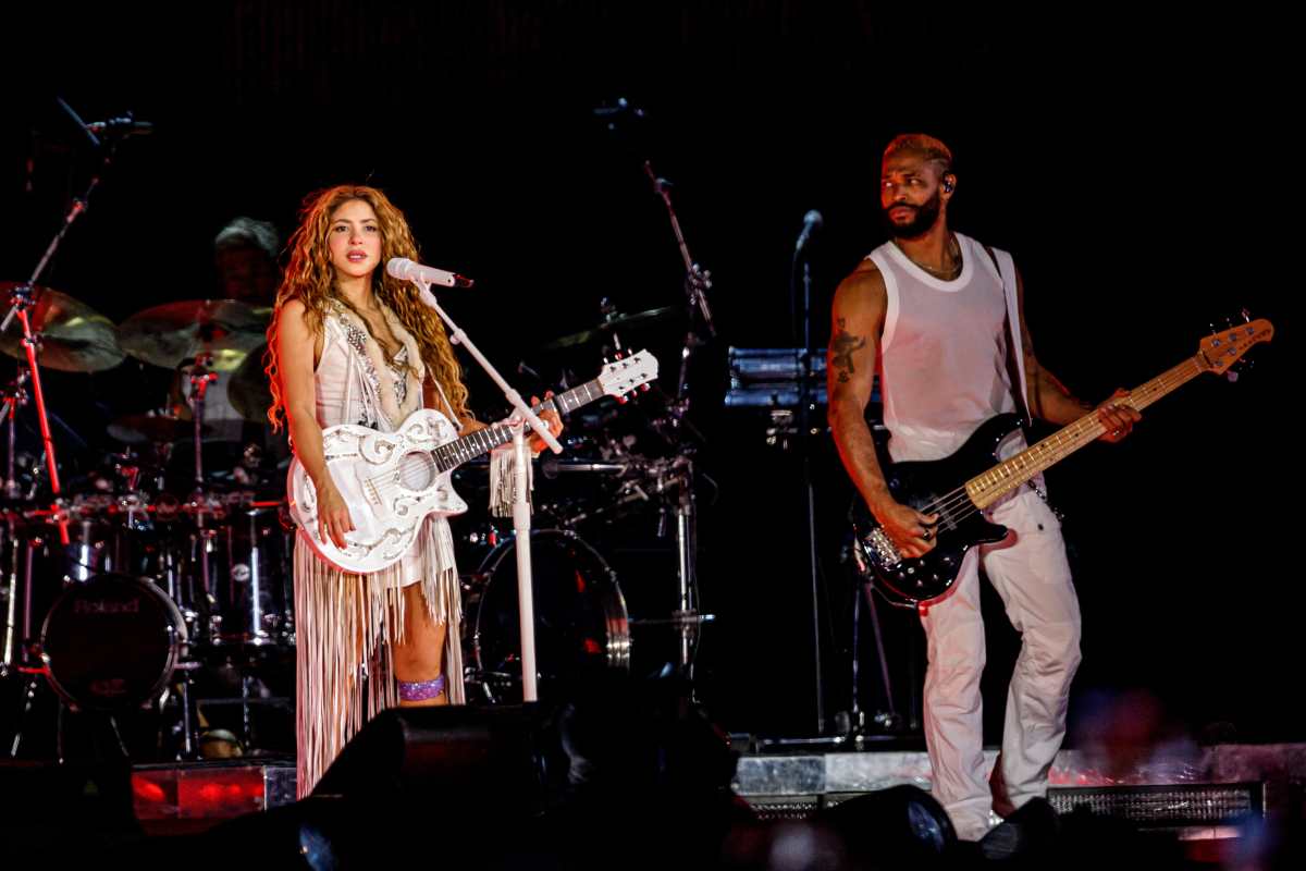 AME9523. LIMA (PERÚ), 16/11/2025.- La cantante colombiana Shakira se presenta en un concierto de su gira 'Las mujeres ya no lloran World Tour' este sábado, en Lima (Perú). Shakira desató la euforia de sus fans en los exteriores del estadio Nacional de Lima a escasas horas de retomar la primera de las tres fechas programadas en Perú como parte de su gira. EFE/ STR