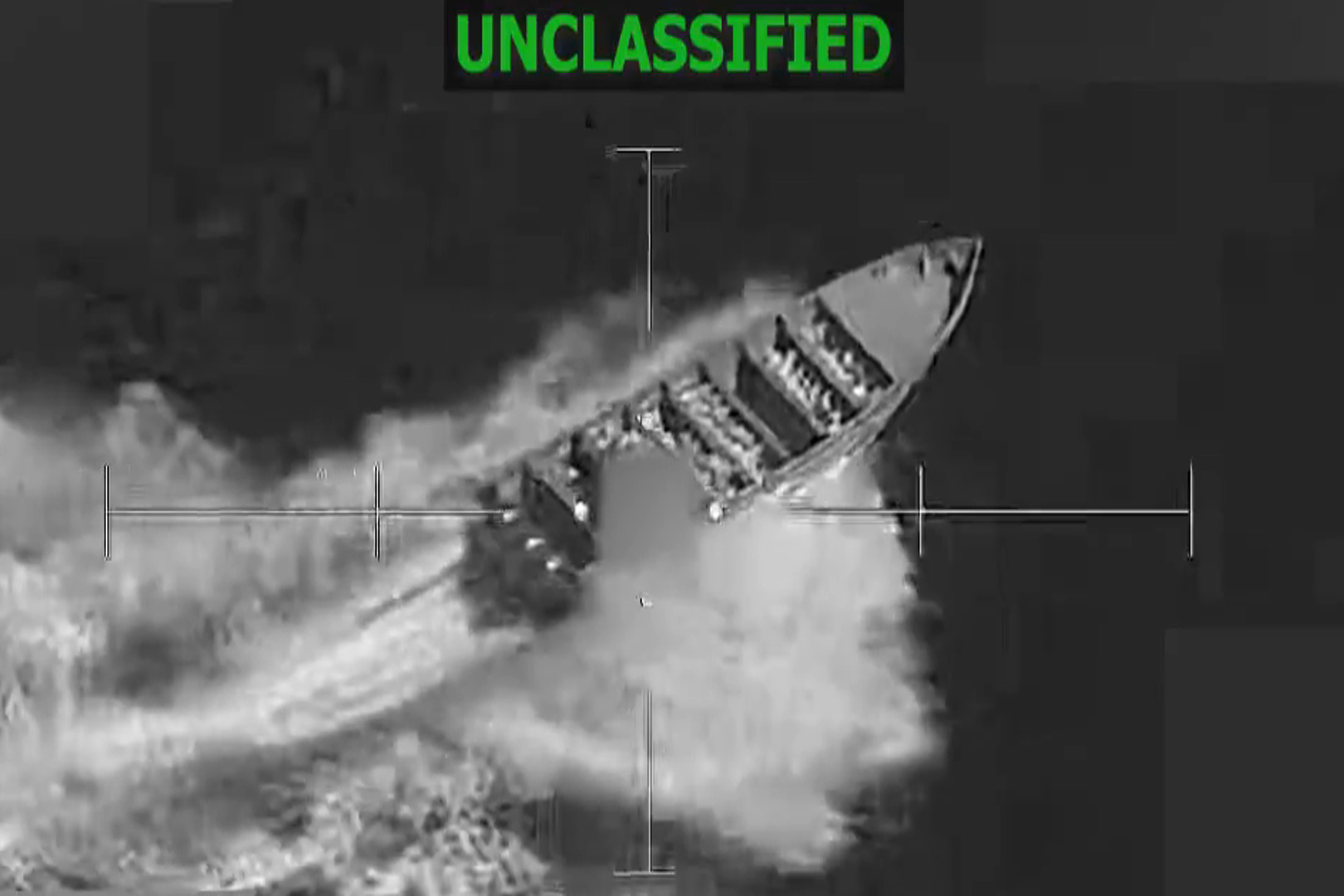AME9789. WASHINGTON (ESTADOS UNIDOS), 16/11/2025.- Captura de pantalla tomada de la cuenta oficial de X del Comando Sur de EE.UU @Southcom que muestra una lancha antes de ser impactada durante la Operación Lanza del Sur este sábado en aguas internacionales. Estados Unidos anunció este domingo que destruyó otra embarcación que supuestamente transportaba drogas en el océano Pacífico, ataque en el que murieron tres hombres a bordo a los que calificó de "narcoterroristas", sin detallar su nacionalidad. EFE/ @southcom /SOLO USO EDITORIAL/ NO VENTAS/ SOLO DISPONIBLE PARA ILUSTRAR LA NOTICIA QUE ACOMPAÑA (CRÉDITO OBLIGATORIO)