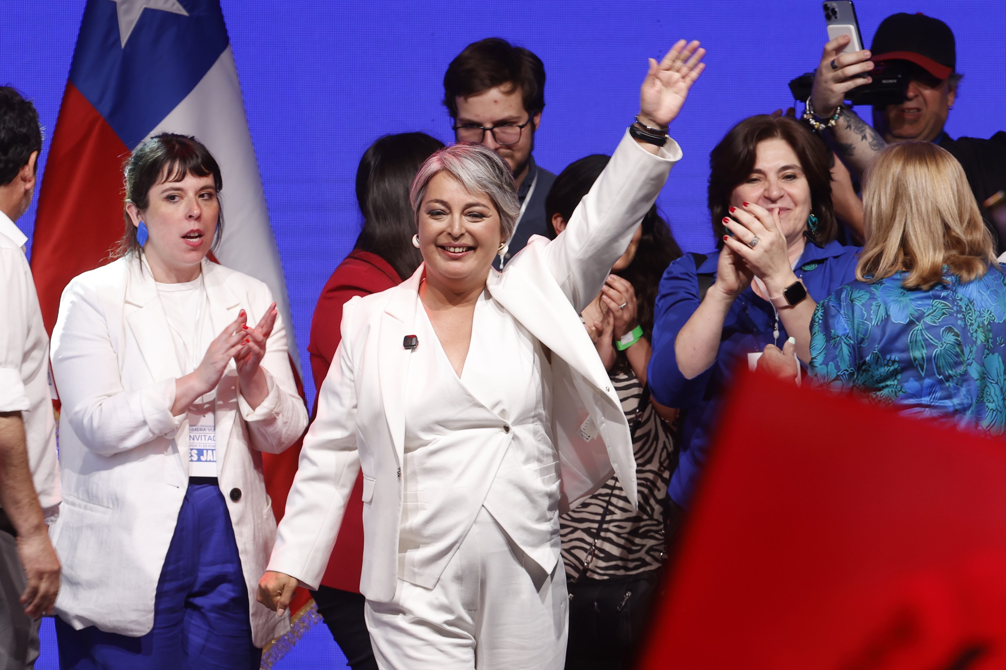 La candidata a la Presidencia de Chile por el partido Unidad por Chile, Jeannette Jara, saluda a seguidores tras conocer los resultados de las elecciones este domingo. (Foto Prensa Libre: EFE/ Elvis Gonzalez)