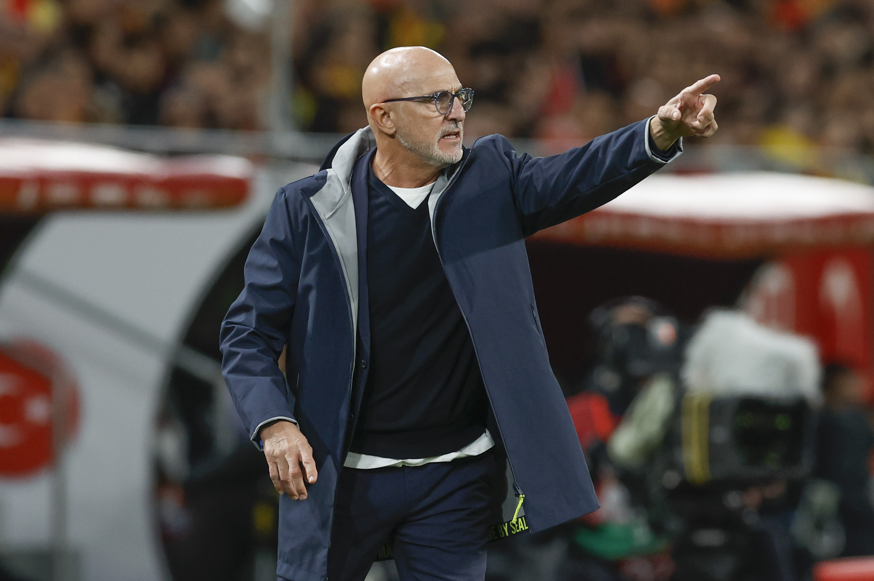 SEVILLA, 18/11/2025.- El seleccionador de España Luis de la Fuente durante el encuentro correspondiente a la fase de clasificación para el Mundial 2026 que los combinados nacionales de España y Turquía disputan este martes en el estadio de La Cartuja, en Sevilla. EFE/Julio Muñoz