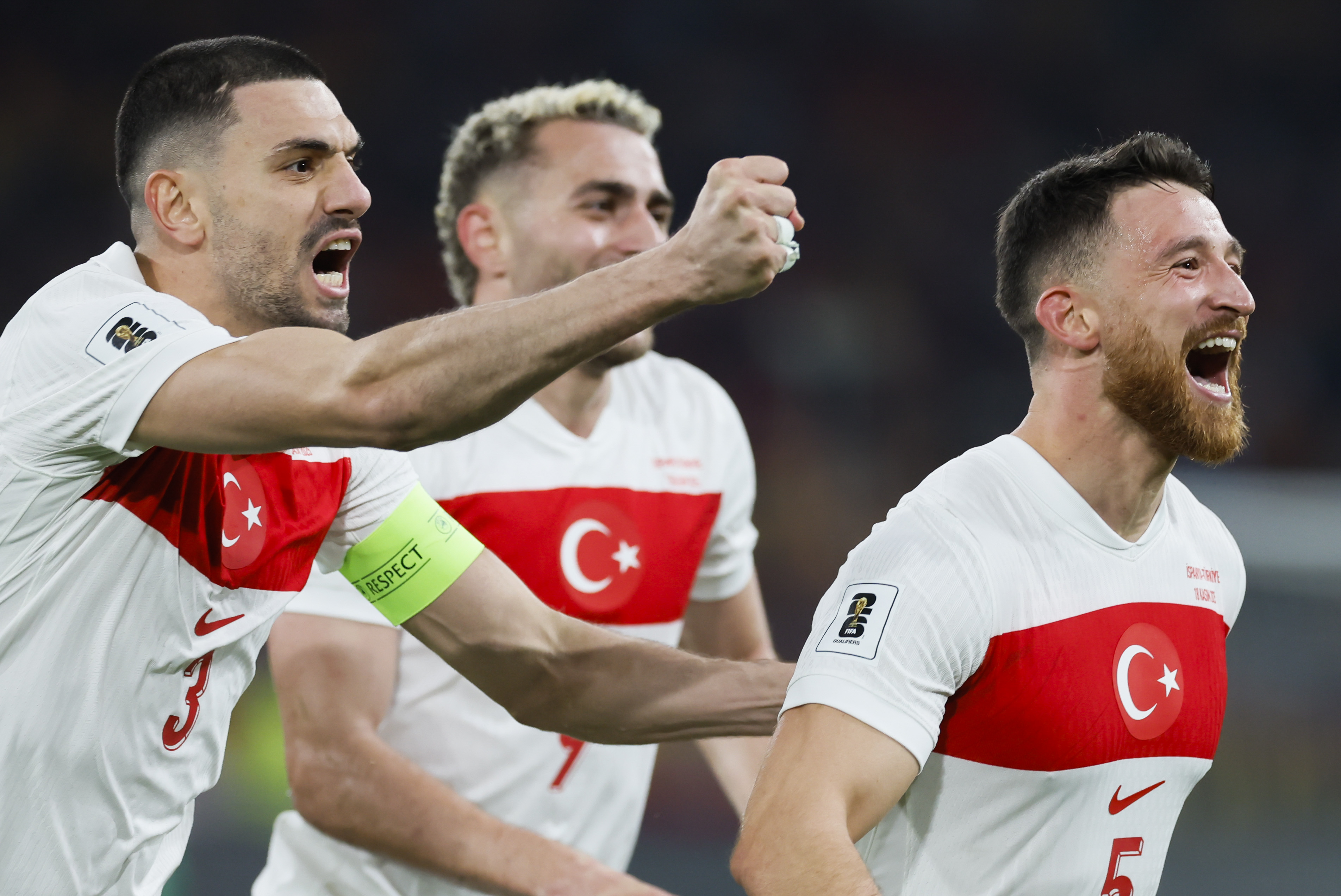 SEVILLA, 18/11/2025.- El centrocampista de la selección turca Salih Özcan (d) celebra tras marcar el segundo gol ante España, durante el encuentro correspondiente a la fase de clasificación para el Mundial 2026 que disputan España y Turquía este martes en el estadio de La Cartuja, en Sevilla. EFE/José Manuel Vidal