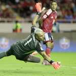 AME340. SAN JOSÉ (COSTA RICA), 18/11/2025.- Keylor Navas de Costa Rica realiza una parada este martes, en un partido por las eliminatorias de Concacaf al Mundial 2026 entre Costa Rica y Honduras en el Estadio Nacional en San José (Costa Rica). EFE/ ??Jeffrey Arguedas