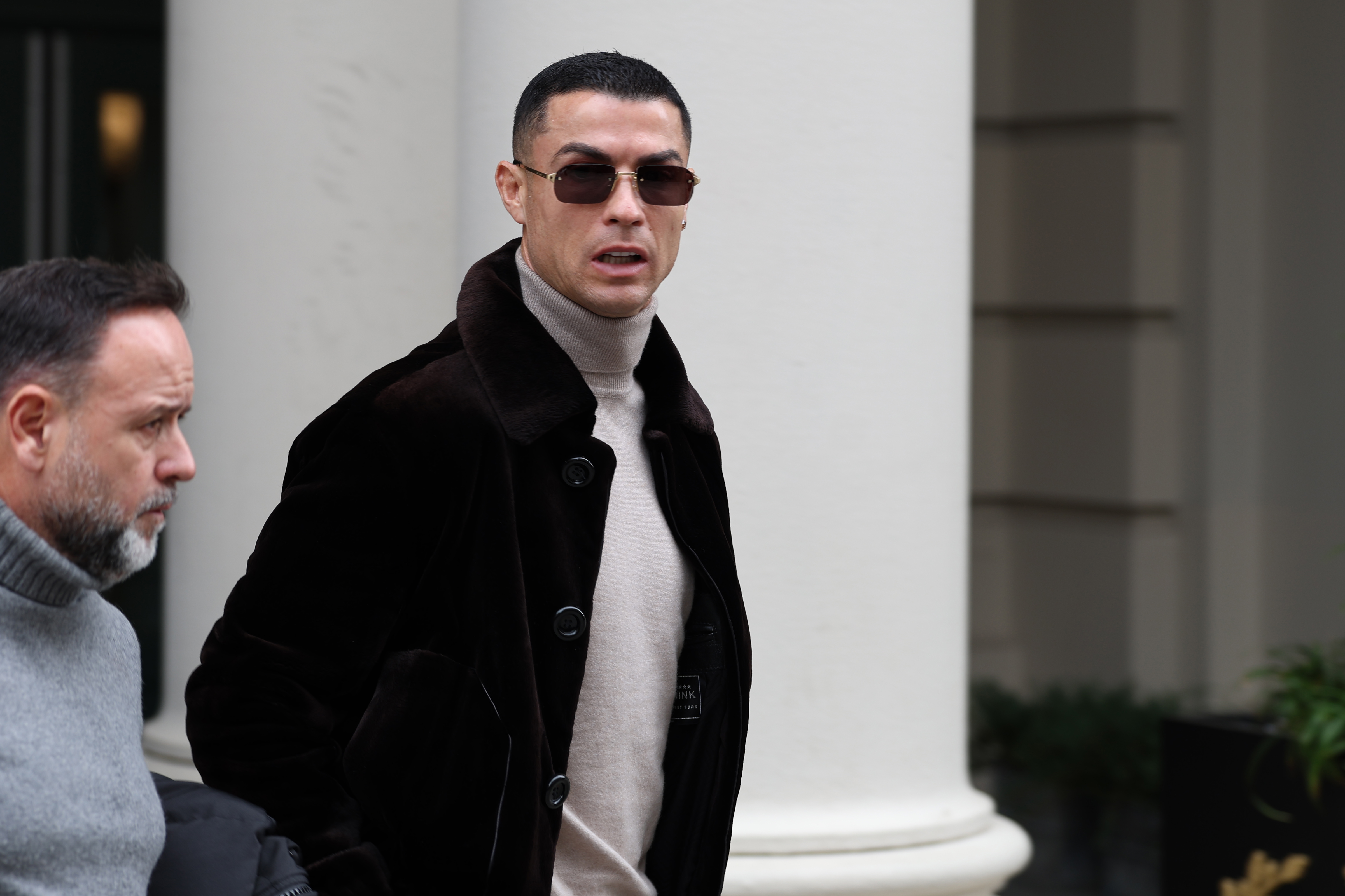 USA6490. WASHINGTON (DC, EEUU), 19/11/2025.- El capitán de la selección portuguesa de fútbol y jugador del Al-Nassr saudí, Cristiano Ronaldo (d), camina a su salida este miércoles del hotel en Washington (EE.UU). Ronaldo cenó el martes en la Casa Blanca con el presidente estadounidense, Donald Trump, como parte de la delegación que acompaña al príncipe heredero de Arabia Saudí, Mohammed bin Salmám, en su visita a Estados Unidos. EFE/Octavio Guzmán