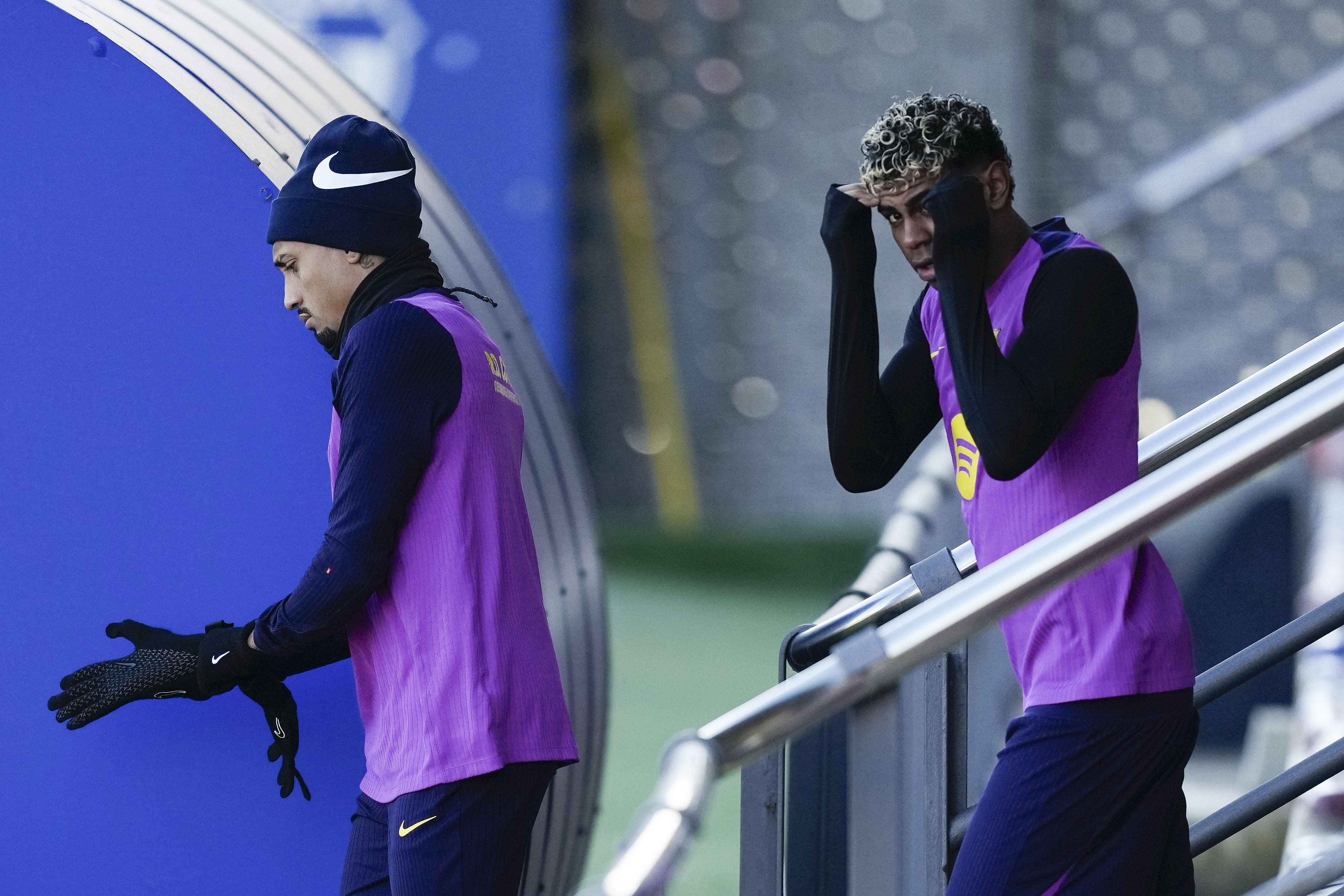 GRAFCAT4849. SANT JOAN DESPÍ (BARCELONA), 21/11/2025.- Los jugadores del FC Barcelona Lamine Yamal y Raphinha durante el entrenamiento que el equipo azulgrana ha realizado este viernes previo al partido de LaLiga que mañana disputarán ante el Athletic de Bilbao en el Camp Nou. EFE/Enric Fontcuberta.