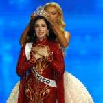 NONTHABURI (Thailand), 21/11/2025.- Miss Mexico Fatima Bosch (Front) reacts as she is being crowned as Miss Universe 2025 by Miss Universe 2024 Victoria Kjaer Theilvig (Back) of Denmark during the 74th Miss Universe 2025 at Impact Challenger Hall in Nonthaburi province, on the outskirts of Bangkok, Thailand, 21 November 2025. Women representing 122 nations participate to compete in the 74th beauty pageant contest for the crown of Miss Universe 2025. (Dinamarca, Tailandia) EFE/EPA/RUNGROJ YONGRIT