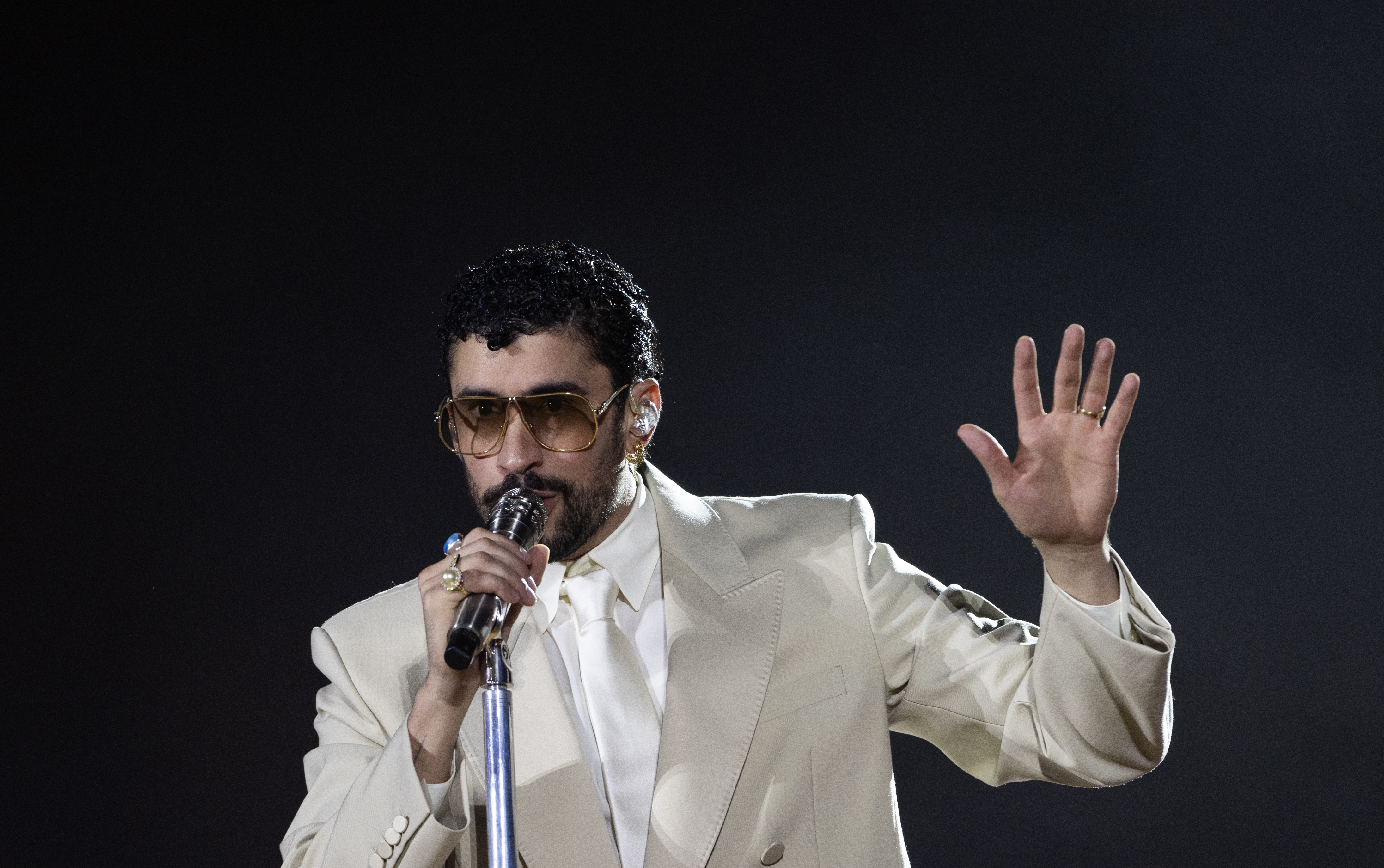 AME1192. SANTO DOMINGO (REPÚBLICA DOMINICANA), 21/11/2025.- El cantante puertorriqueño Bad Bunny se presenta durante un concierto como parte de su gira mundial DeBÍ TiRAR MáS FOToS World Tour este viernes, en el estadio Olímpico Félix Sánchez, en Santo Domingo (República Dominicana). EFE/ Orlando Barría