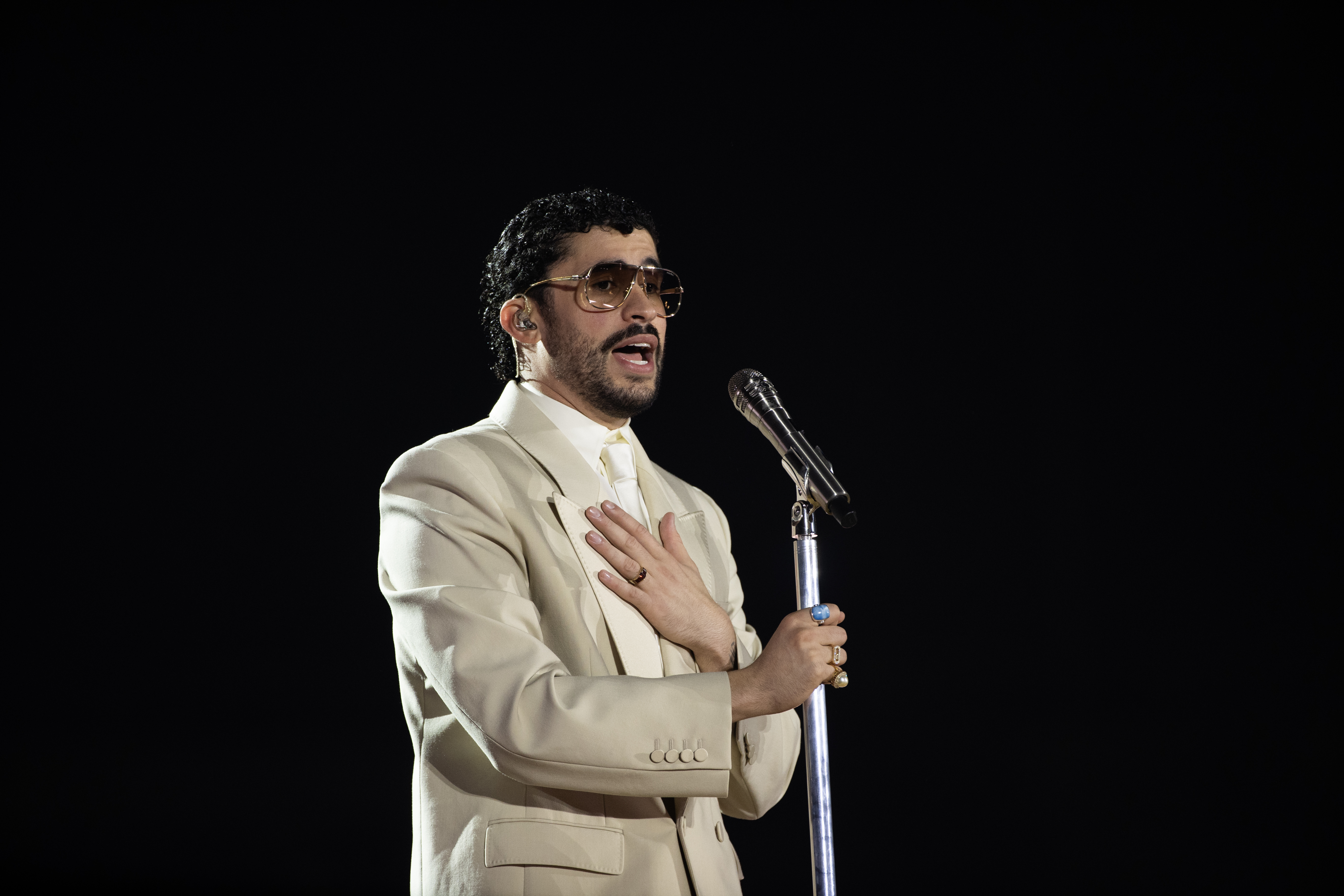 AME1192. SANTO DOMINGO (REPÚBLICA DOMINICANA), 21/11/2025.- El cantante puertorriqueño Bad Bunny se presenta durante un concierto como parte de su gira mundial DeBÍ TiRAR MáS FOToS World Tour este viernes, en el estadio Olímpico Félix Sánchez, en Santo Domingo (República Dominicana). EFE/ Orlando Barría