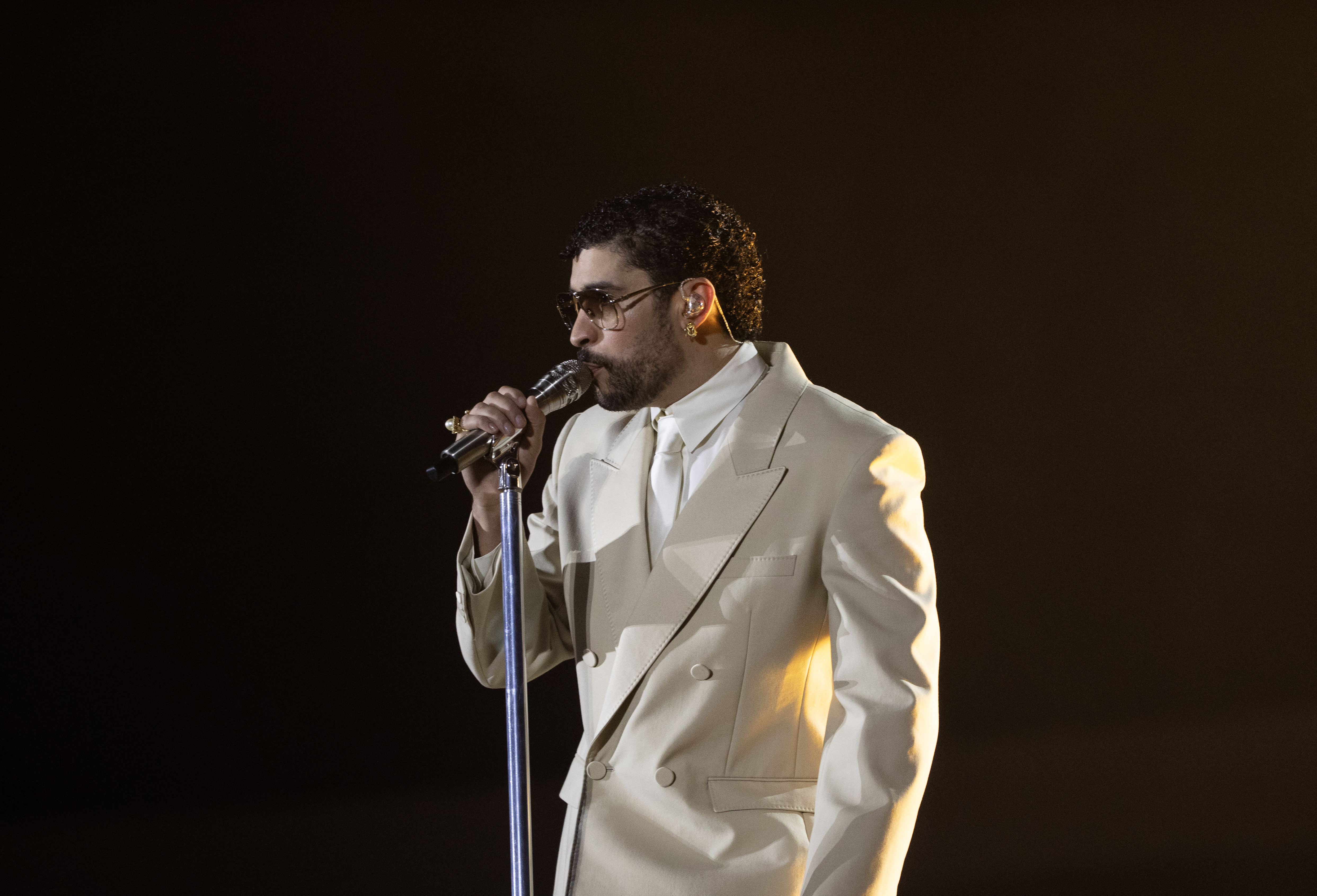 Bad Bunny destrona a Taylor Swift y lidera Spotify como el artista global más escuchado del 2025