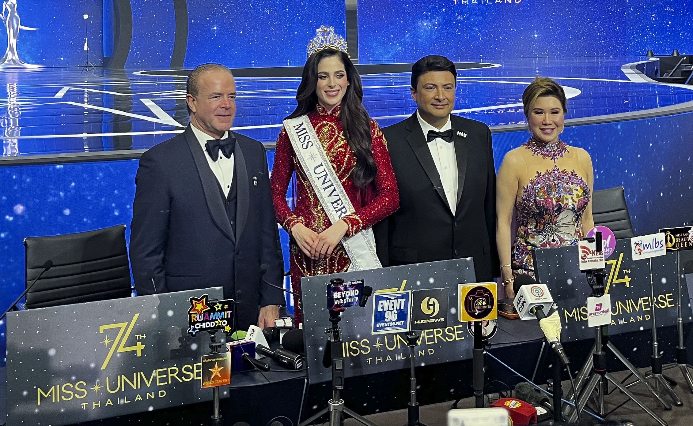 FÃ¡tima Bosch posa junto a RaÃºl Rocha tras su nombramiento en Miss Universo, mientras el copropietario rechaza acusaciones de fraude y anuncia acciones legales. (Foto Prensa Libre: EFE)