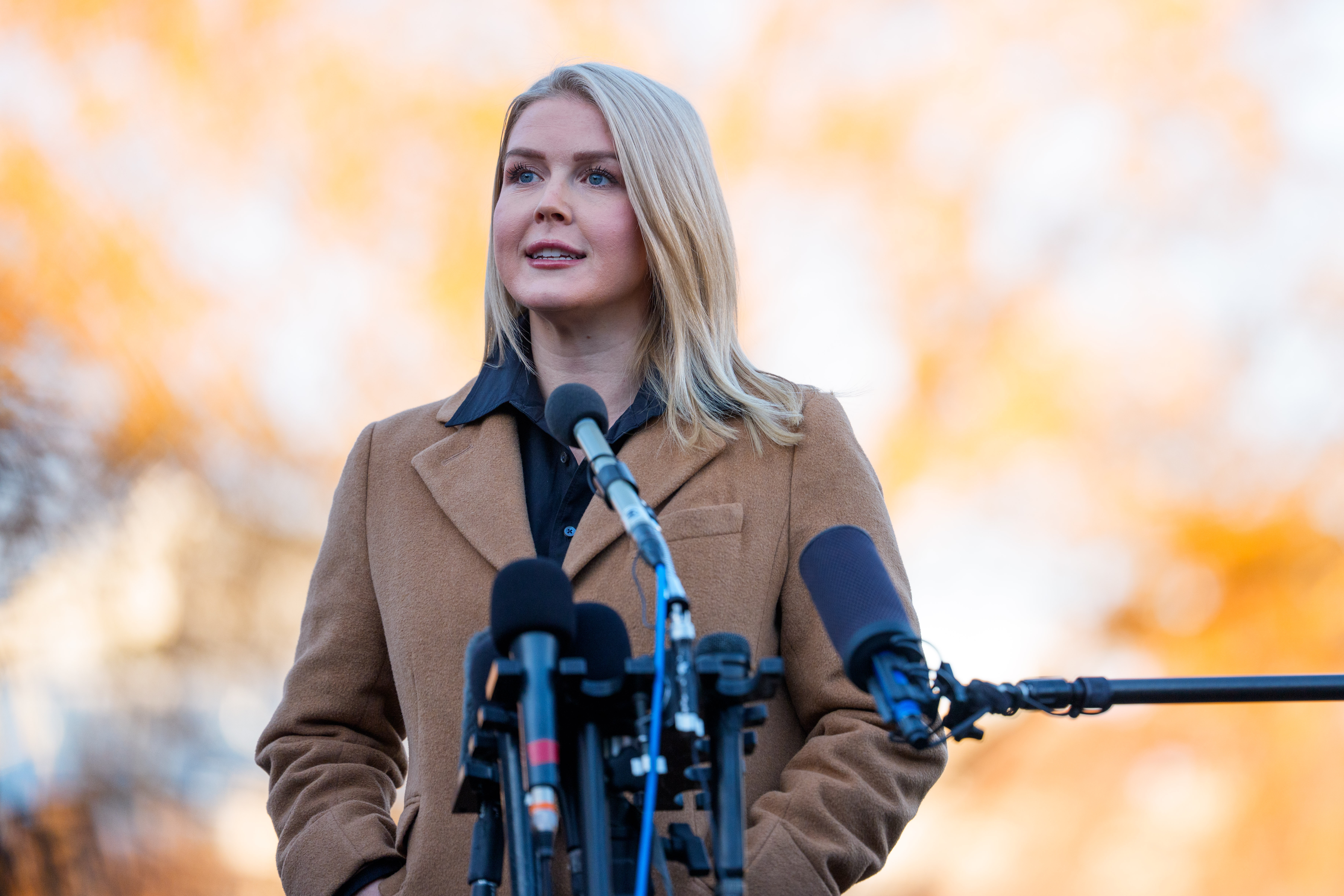 Karoline Leavitt habla con los medios de comunicación frente a la Casa Blanca.