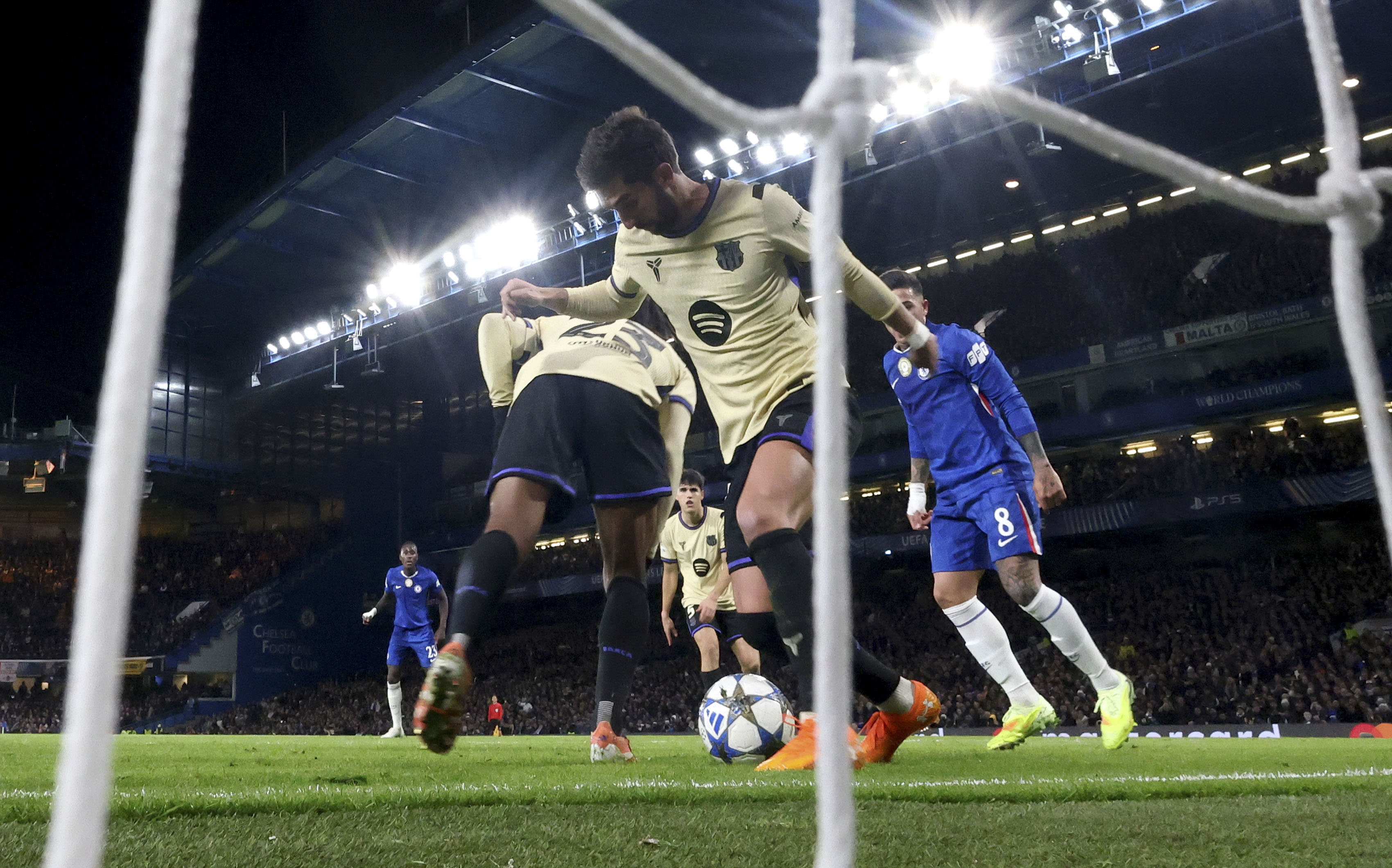 VAR protagonista: Así fue el gol validado por centímetros en el encuentro Chelsea vs. Barcelona