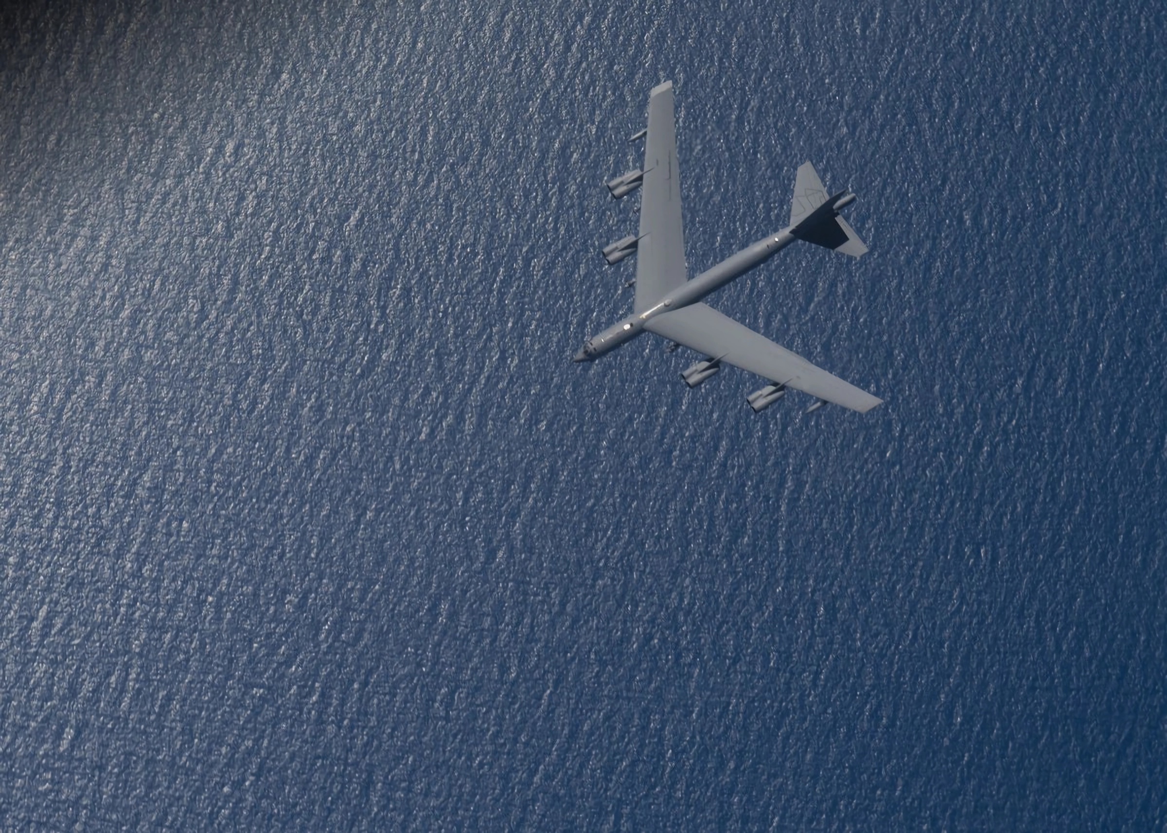 USA6726. MIAMI (FL, EEUU), 26/11/2025.- Fotografía tomada de la cuenta oficial @AFSOUTH en la red social X del Comando Sur de las Fuerzas Aéreas de los Estados Unidos que muestra un bombardero de largo alcance B-52H del equipo de la base aérea Minot realizando una demostración de ataque el 24 de noviembre en el Mar Caribe. Aviones bombarderos estadounidenses B-52H realizaron demostraciones de ataque esta semana en el Caribe, según reveló este miércoles la Fuerza Aérea de Estados Unidos, en medio de las tensiones con Venezuela y el creciente despliegue militar en la zona. EFE/ @AFSOUTH /SOLO USO EDITORIAL/NO VENTAS/SOLO DISPONIBLE PARA ILUSTRAR LA NOTICIA QUE ACOMPAÑA (CRÉDITO OBLIGATORIO)