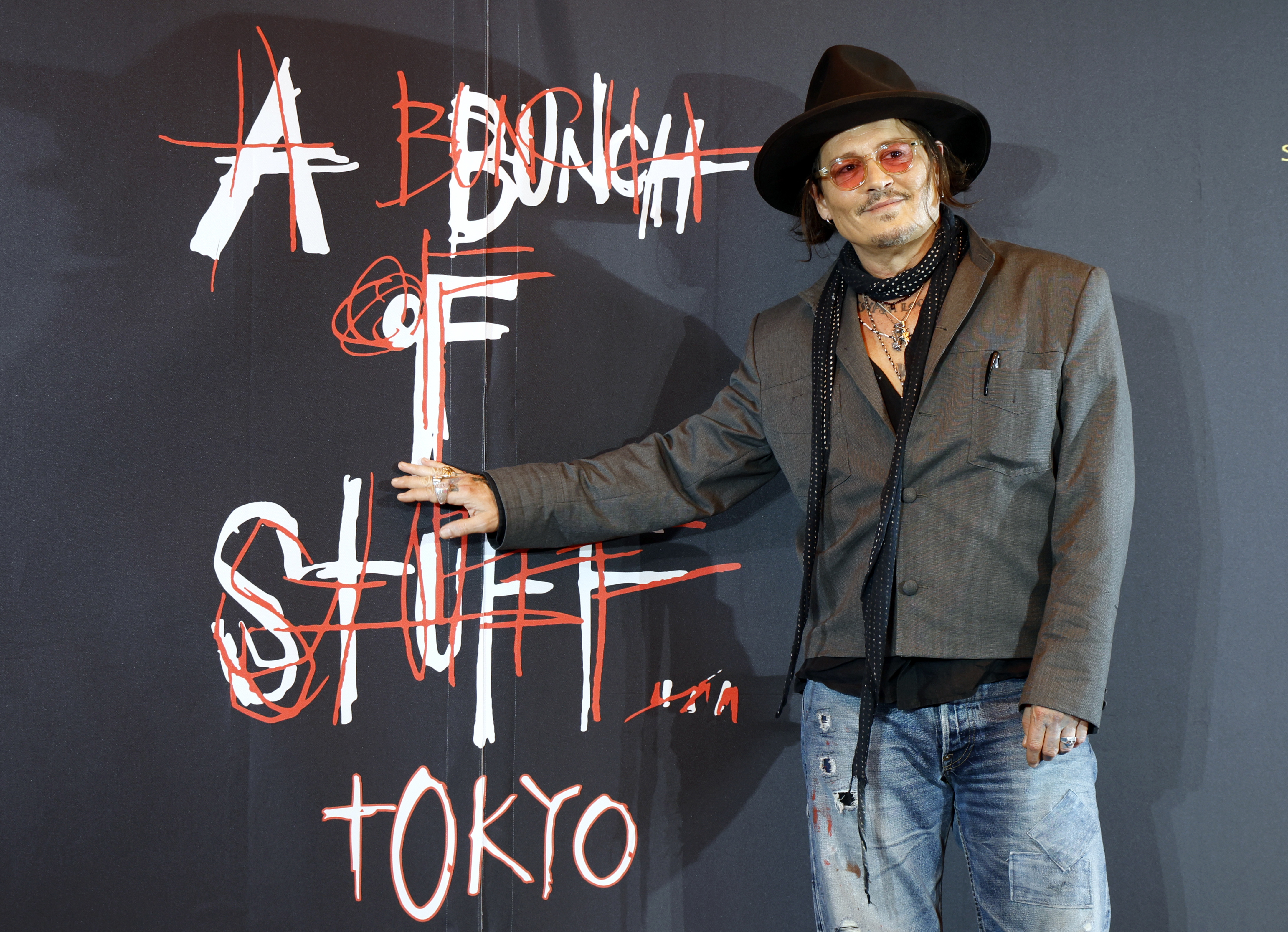 TOKYO (Japan), 27/11/2025.- US actor, musician, and artist Johnny Depp poses during a press conference promoting his exhibition 'A Bunch of Stuff' in Tokyo, Japan, 27 November 2025. The exhibition displays paintings, drawings, and other artworks and will be opened to the public from 28 November 2025. (Japón, Tokio) EFE/EPA/FRANCK ROBICHON