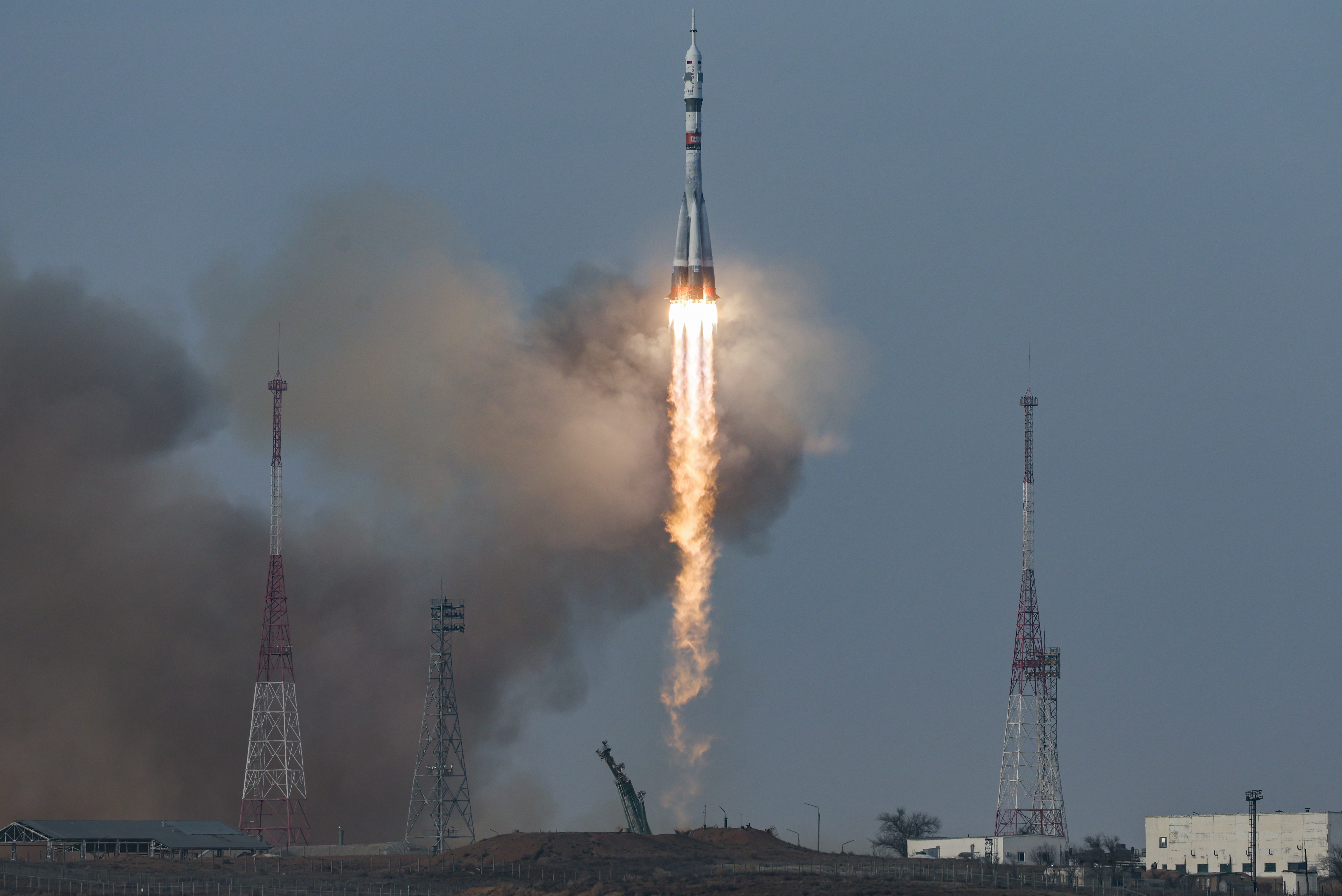 FOTODELDÍA BAIKONUR (Kazajistán), 27/11/2025.- El cohete propulsor ruso Soyuz-2.1a, que transporta la nave espacial Soyuz MS-28, despega del Cosmódromo de Baikonur, Kazajistán, arrendado por Rusia, este jueves. El cohete transporta al astronauta de la NASA Chris Williams y a los cosmonautas de Roscosmos Sergey Kud-Sverchkov y Sergey Mikaev a la Estación Espacial Internacional (EEI).-EFE/ Maxim Shipenkov