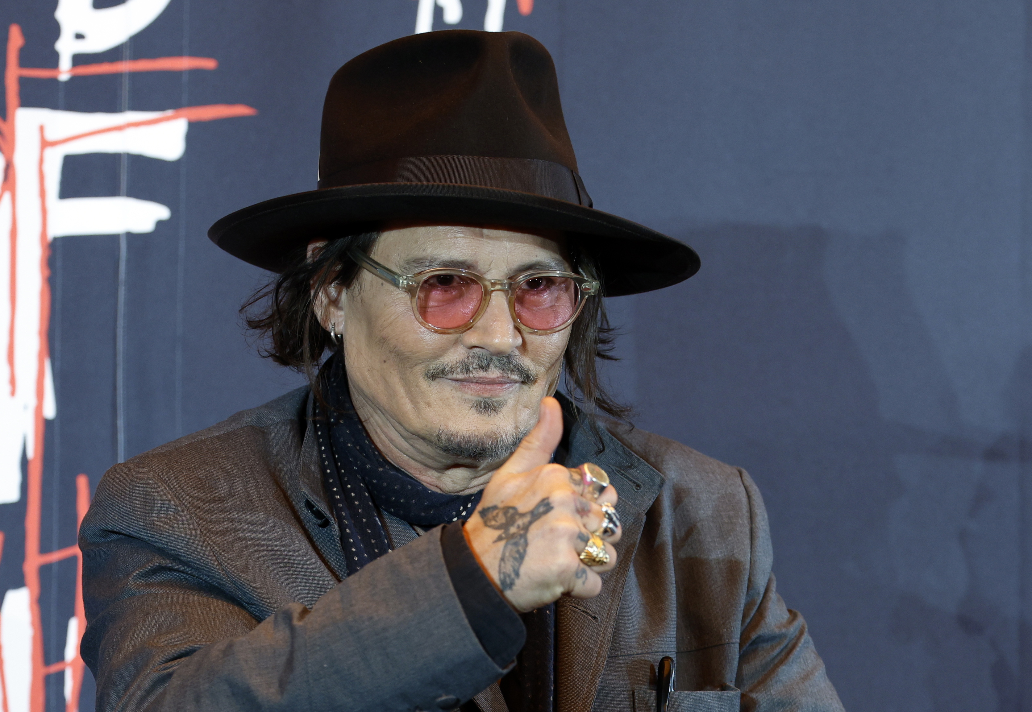 TOKYO (Japan), 27/11/2025.- US actor, musician, and artist Johnny Depp gestures during a press conference promoting his exhibition 'A Bunch of Stuff' in Tokyo, Japan, 27 November 2025. The exhibition displays paintings, drawings, and other artworks and will be opened to the public from 28 November 2025. (Japón, Tokio) EFE/EPA/FRANCK ROBICHON