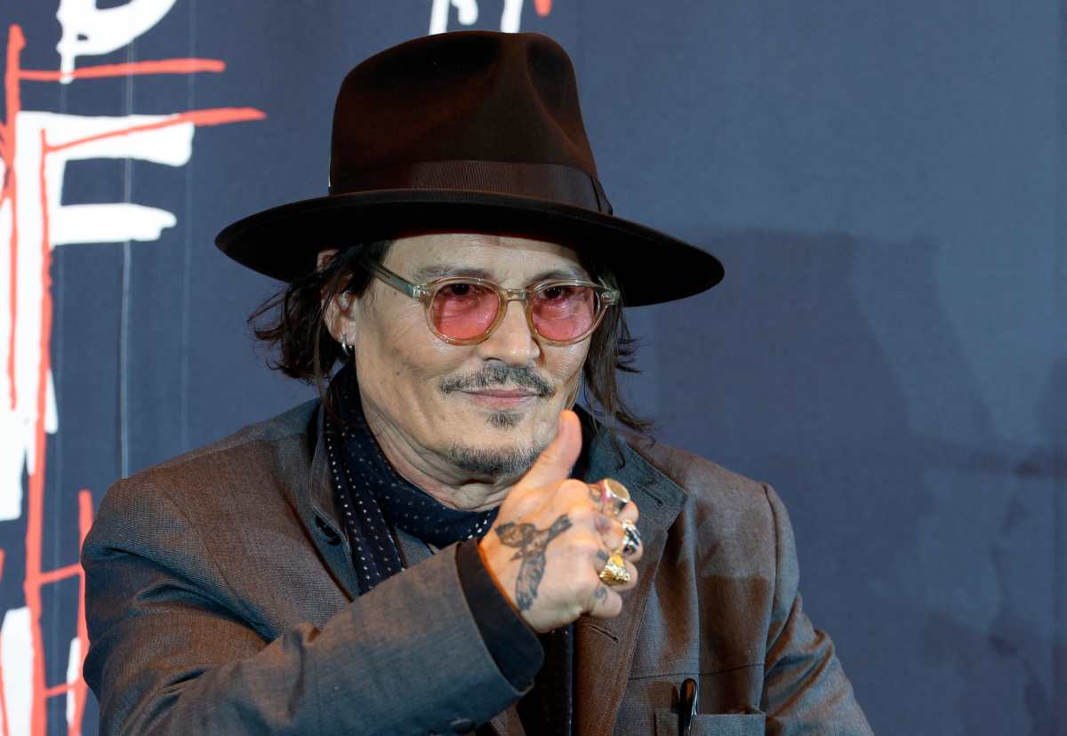TOKYO (Japan), 27/11/2025.- US actor, musician, and artist Johnny Depp gestures during a press conference promoting his exhibition 'A Bunch of Stuff' in Tokyo, Japan, 27 November 2025. The exhibition displays paintings, drawings, and other artworks and will be opened to the public from 28 November 2025. (Japón, Tokio) EFE/EPA/FRANCK ROBICHON