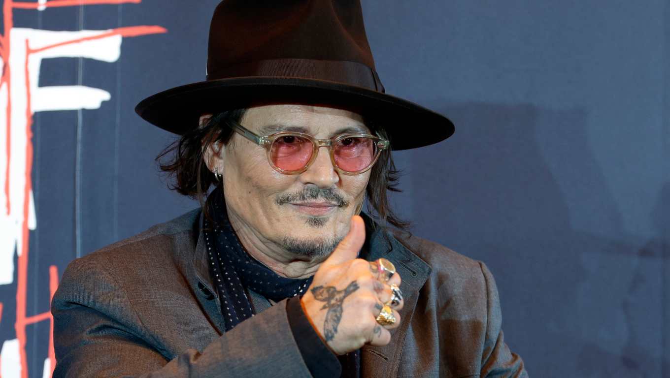 TOKYO (Japan), 27/11/2025.- US actor, musician, and artist Johnny Depp gestures during a press conference promoting his exhibition 'A Bunch of Stuff' in Tokyo, Japan, 27 November 2025. The exhibition displays paintings, drawings, and other artworks and will be opened to the public from 28 November 2025. (Japón, Tokio) EFE/EPA/FRANCK ROBICHON