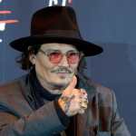 TOKYO (Japan), 27/11/2025.- US actor, musician, and artist Johnny Depp gestures during a press conference promoting his exhibition 'A Bunch of Stuff' in Tokyo, Japan, 27 November 2025. The exhibition displays paintings, drawings, and other artworks and will be opened to the public from 28 November 2025. (Japón, Tokio) EFE/EPA/FRANCK ROBICHON