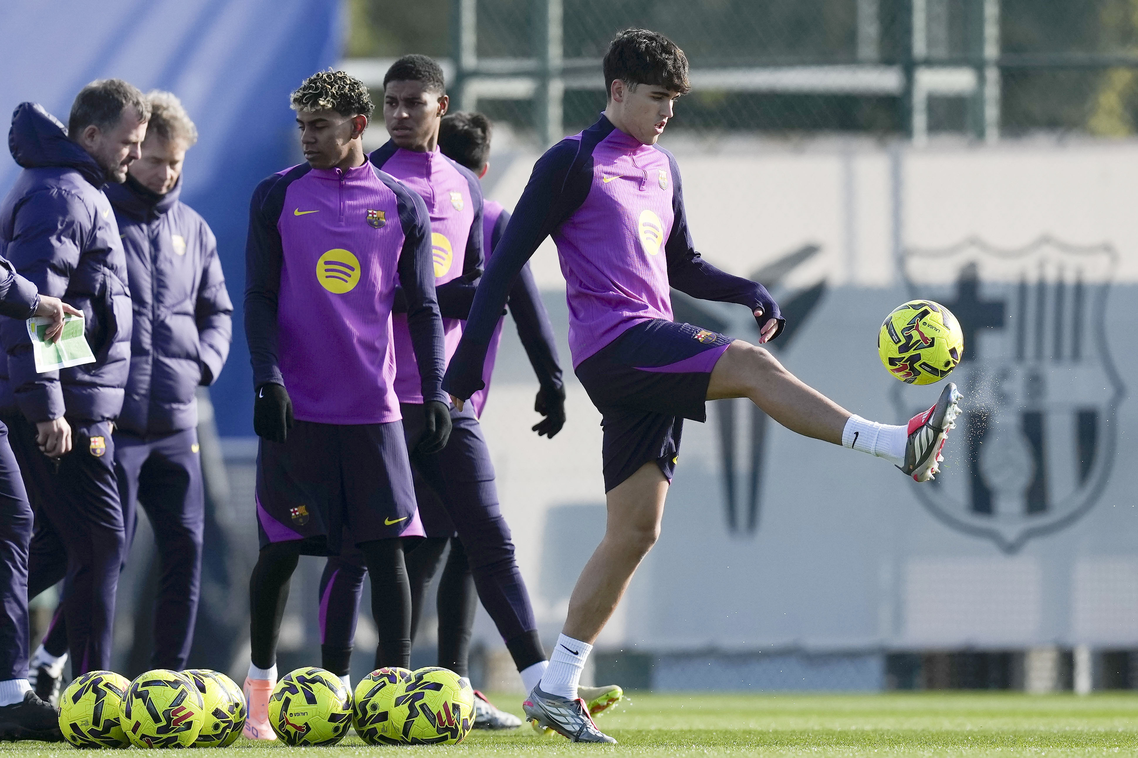 GRAFCAT5093. SANT JOAN DESPÍ (BARCELONA), 28/11/2025.- El jugador del FC Barcelona Pau Cubarsí durante el entrenamiento que el equipo azulgrana ha llevado a cabo en el ciudad deportiva Joan Gamper para preparar el partido de LaLiga que mañana disputarán ante el Alavés en el Camp Nou. EFE/Enric Fontcuberta.