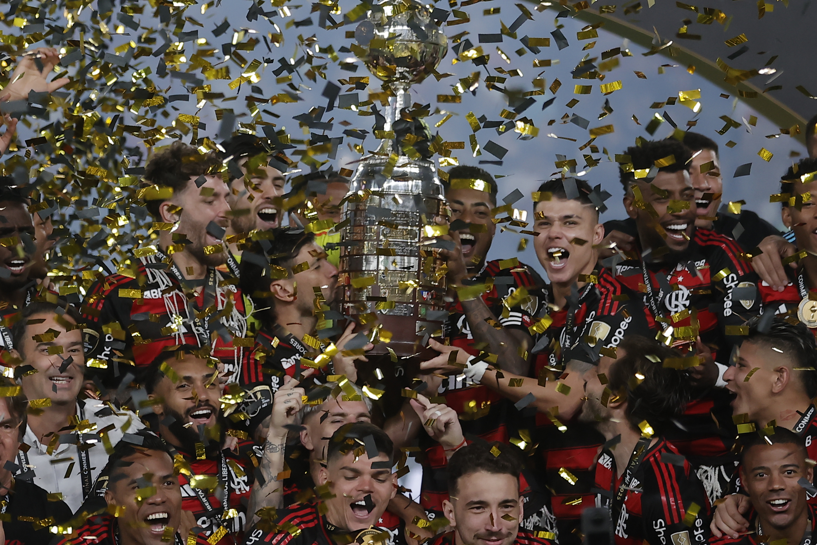 AMDEP9846. LIMA (PERÚ), 29/11/2025.- Jugadores de Flamengo celebran con el trofeo al ganar la Copa Libertadores este sábado, ante Palmeiras en el estadio Monumental U, en Lima (Perú). EFE/ José Jácome