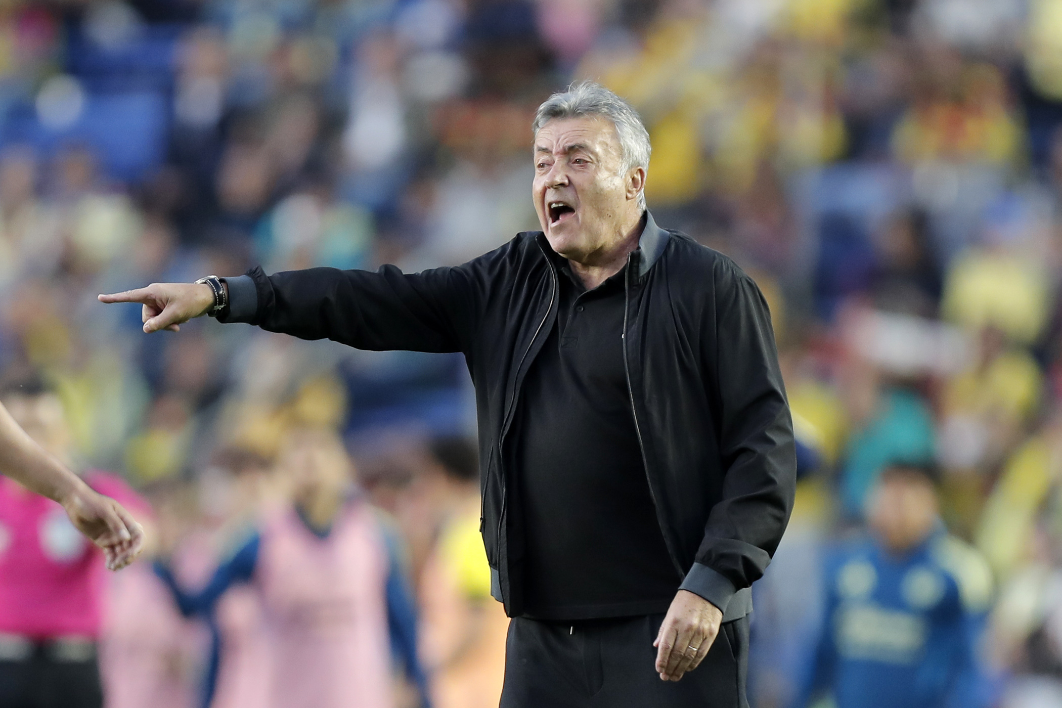 MEX9809. CIUDAD DE MÉXICO (MÉXICO), 29/11/2025.- El entrenador del Monterrey, Domenec Torrent, reacciona este sábado durante un partido por los cuartos de final del Torneo Apertura 2025 de la Liga MX, en el estadio Ciudad de los Deportes de Ciudad de México (México). EFE/Isaac Esquivel