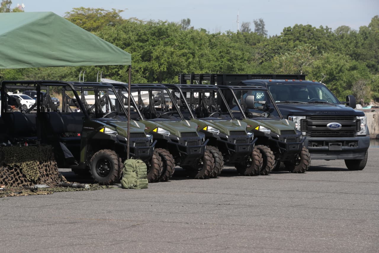 Parte del equipo entregado por Estados Unidos incluye 21 cuatrimotos Polaris y dos camionetas Ford F-450, destinadas a fortalecer operaciones de seguridad en zonas costeras y terrestres de Guatemala. (Foto, Prensa Libre: Esbin G.)