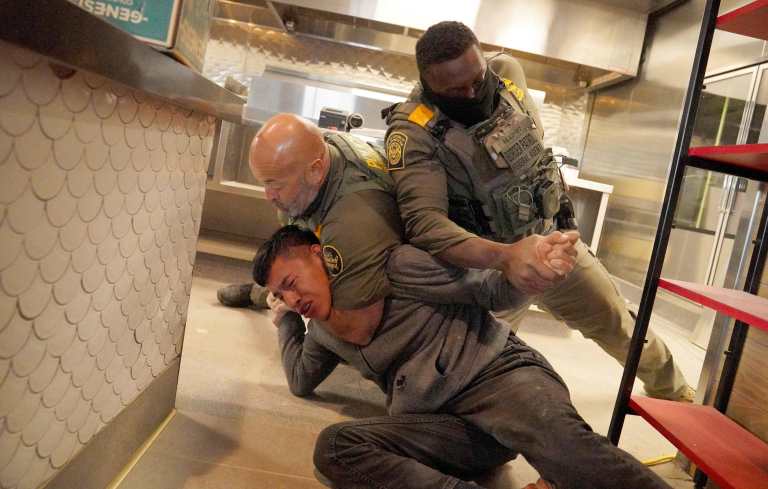 Quién es el migrante de las imágenes de la redada en Charlotte que dejó más de 2