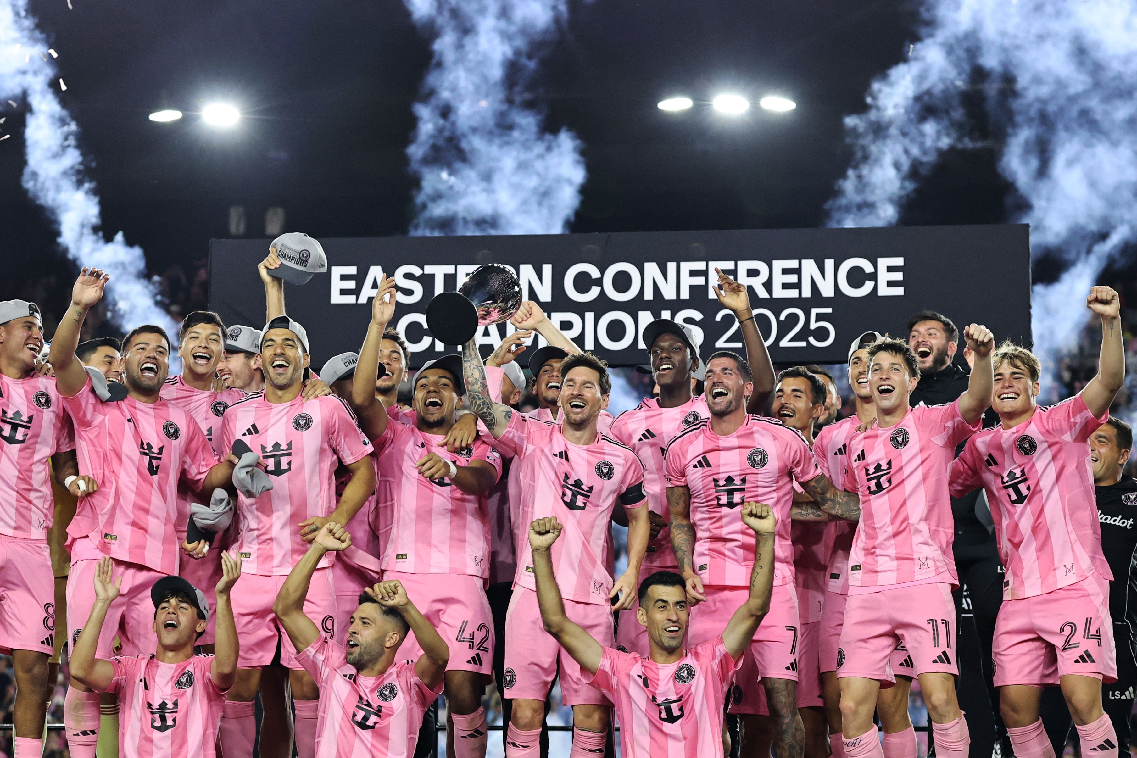 FORT LAUDERDALE, FLORIDA - NOVEMBER 29: Lionel Messi #10 of Inter Miami CF and teammates lift the Champion's trophy after winning the the Audi 2025 MLS Cup western conference final match between Inter Miami CF and New York City FC at Chase Stadium on November 29, 2025 in Fort Lauderdale, Florida.   Carmen Mandato/Getty Images/AFP (Photo by Carmen Mandato / GETTY IMAGES NORTH AMERICA / Getty Images via AFP)