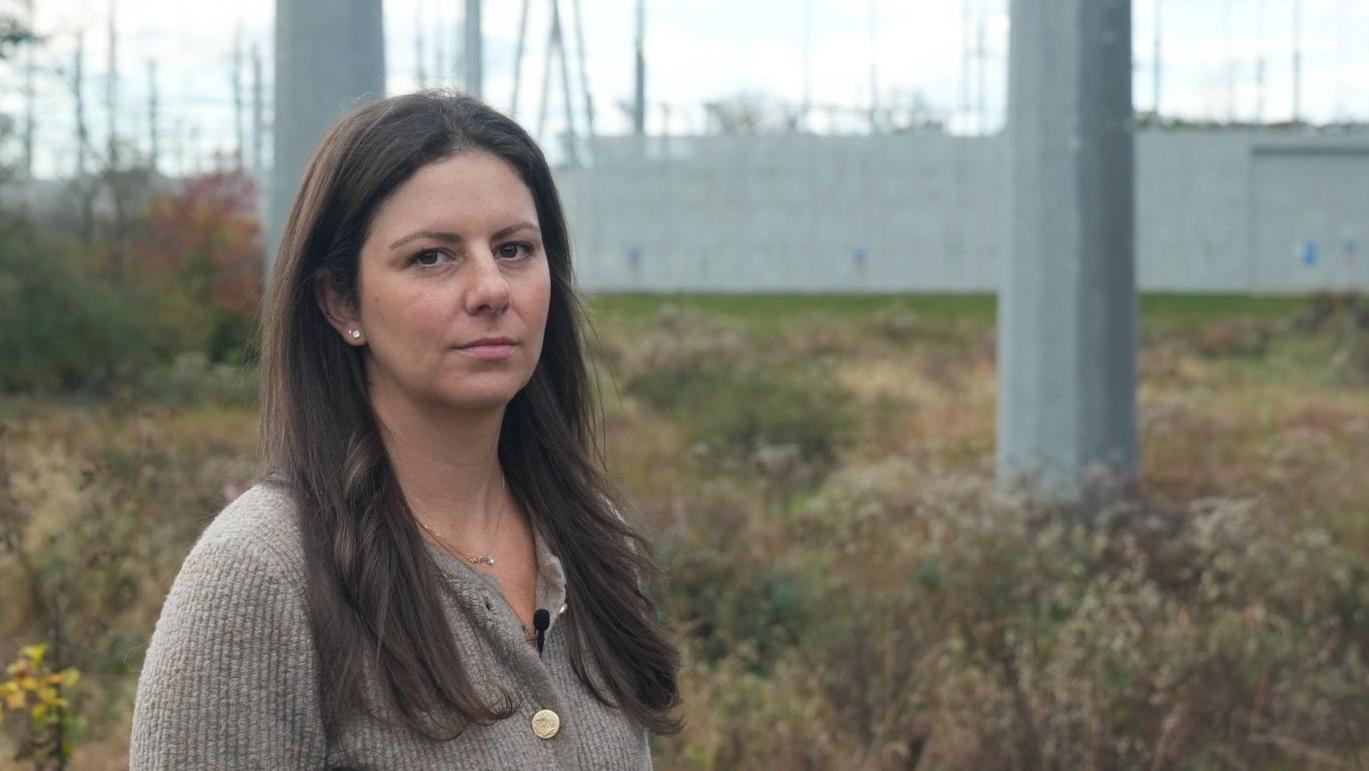 Emily Kasabian frente a una subestación cerca de su casa.

Meiying Wu/BBC