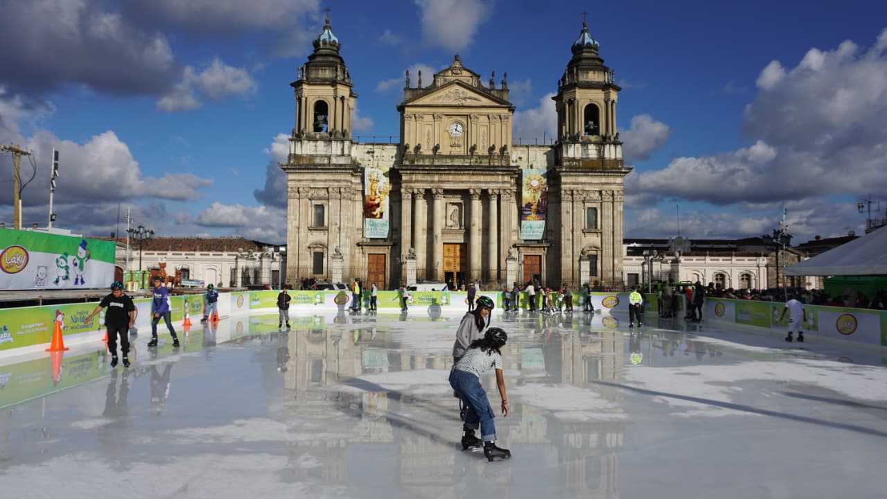 Familias disfrutan del primer día del Festival Navideño con música, atracciones y espíritu festivo