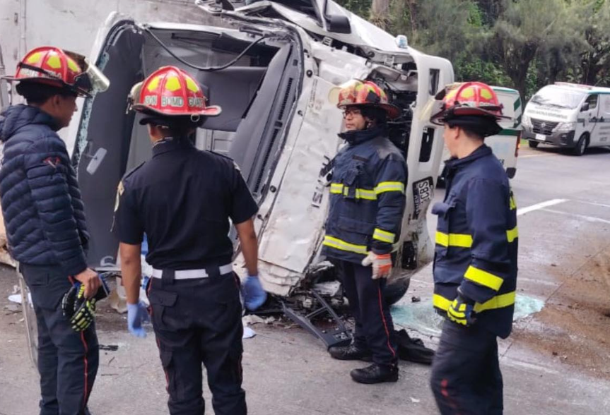 Una persona muere en accidente de camión en la bajada de Las Cañas