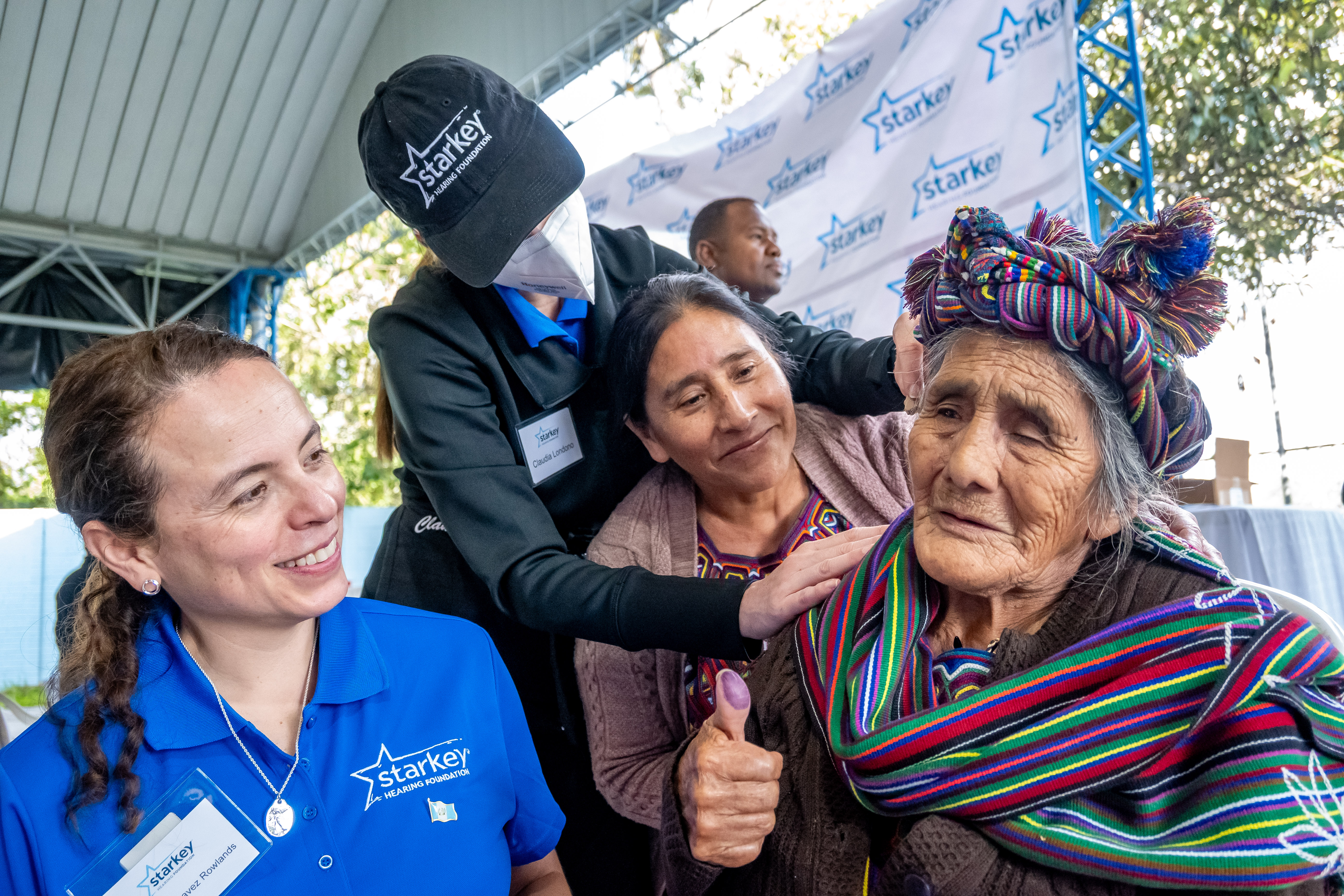 Devolviendo sonrisas y la alegría de escuchar